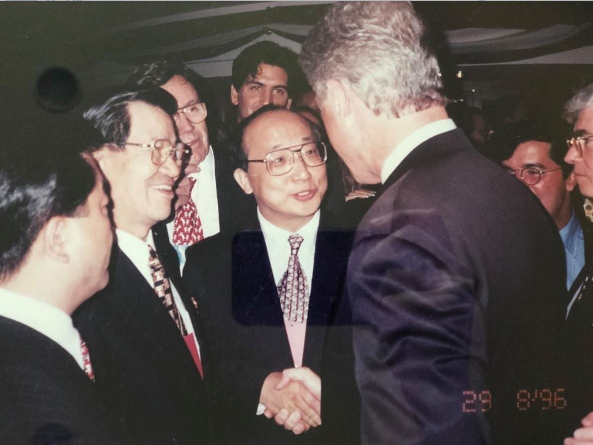 台中市前市長胡志強日前貼出與美國前總統柯林頓的握手照片,引發熱烈討論。(翻攝自胡自強臉書)