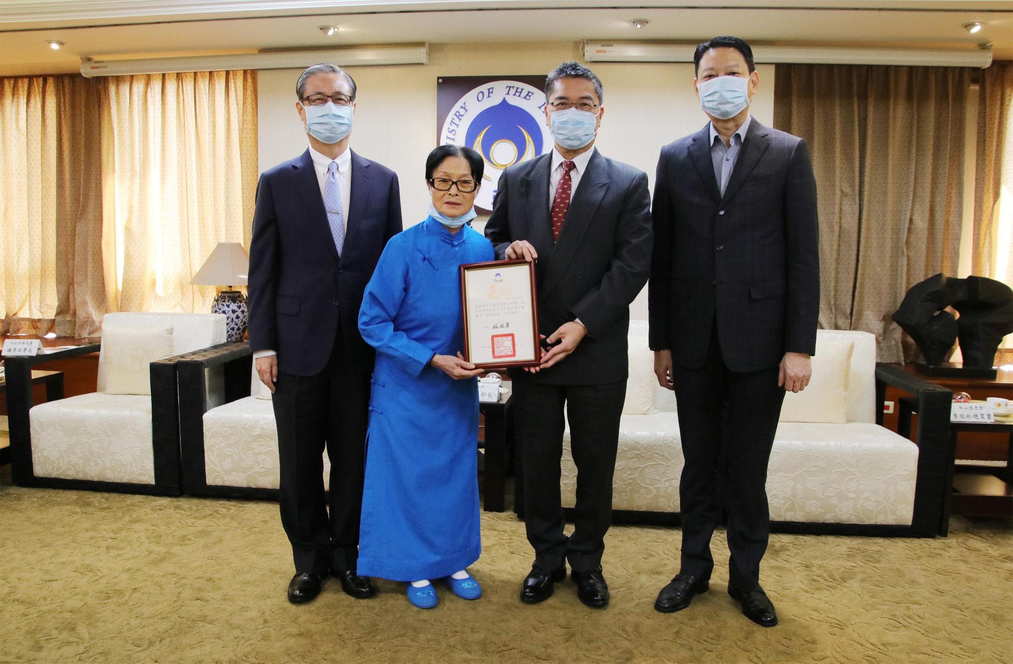 松山慈惠堂熱心公益、培育新住民二代子女，徐國勇（右2）特頒感謝狀。左2為慈惠堂堂主郭葉子、右1為慈惠堂總策畫李瑞彬、左1為移民署長鐘景琨。（移民署提供）