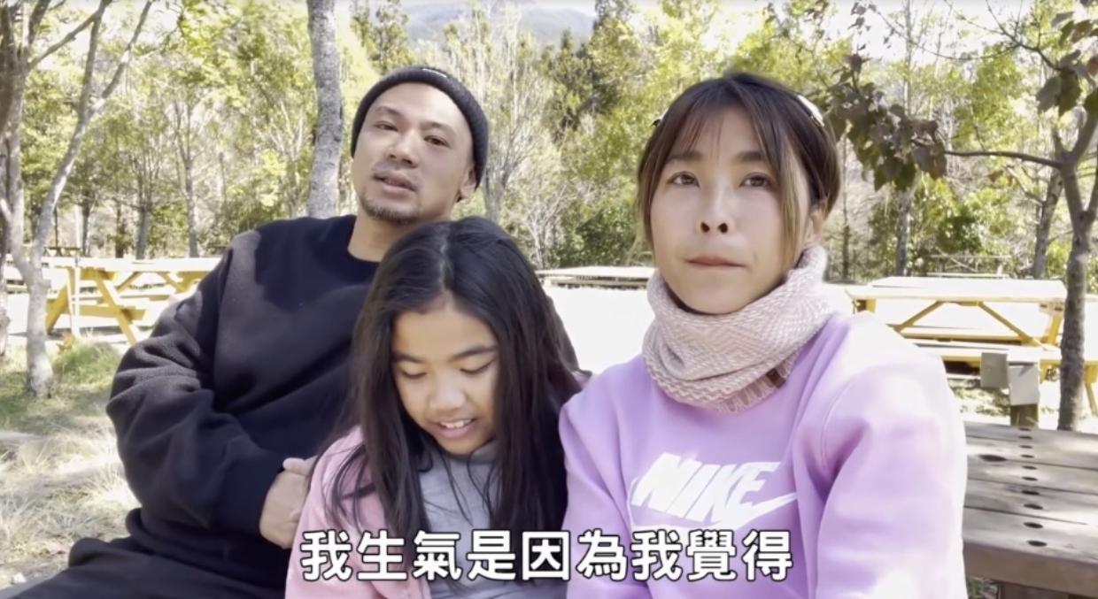 小嫻與金剛開車上武陵農場追雪發生擦撞事故。(翻攝自小嫻YouTube)