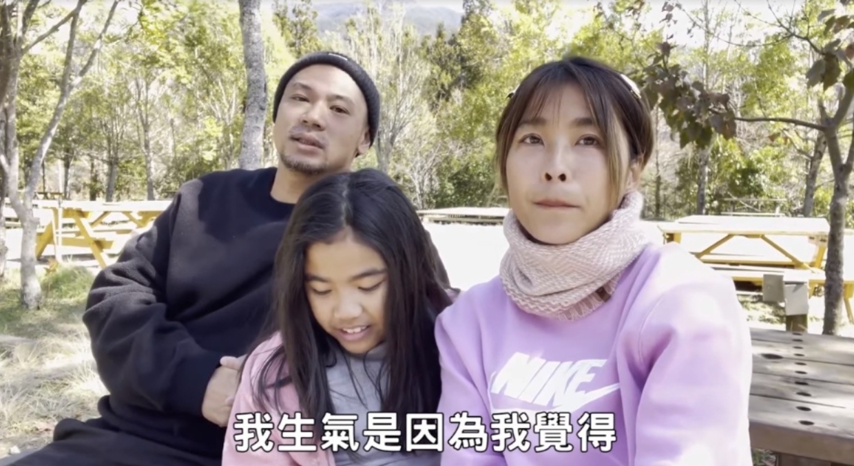 小嫻與金剛開車上武陵農場追雪發生擦撞事故。（翻攝自小嫻YouTube）