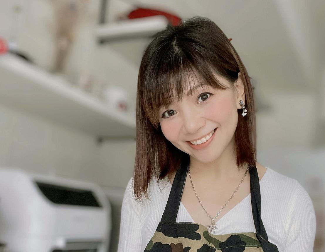 布魯媽媽Lina自稱生平無大志、最愛廚房摸，動人的寫作風格、樸實的家庭料理與從不藏私的私房撇步，讓她擁有一大票追隨者，並著有《布魯媽媽的幸福食堂》、《好想幫你帶便當》等書。