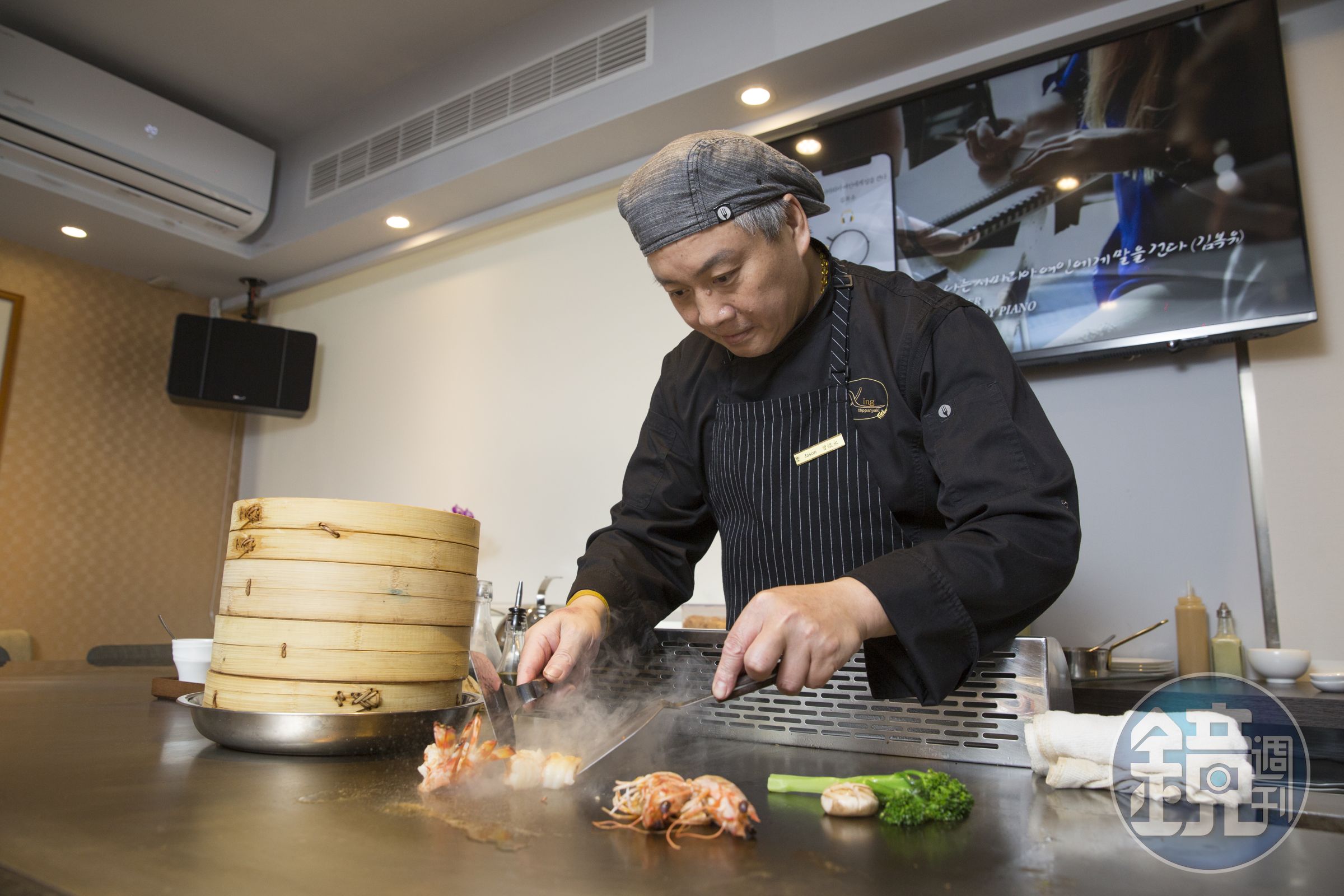 阿興師傅說鐵板燒是與時間賽跑，動作純熟是最基本，還要靠經驗掌握火侯。