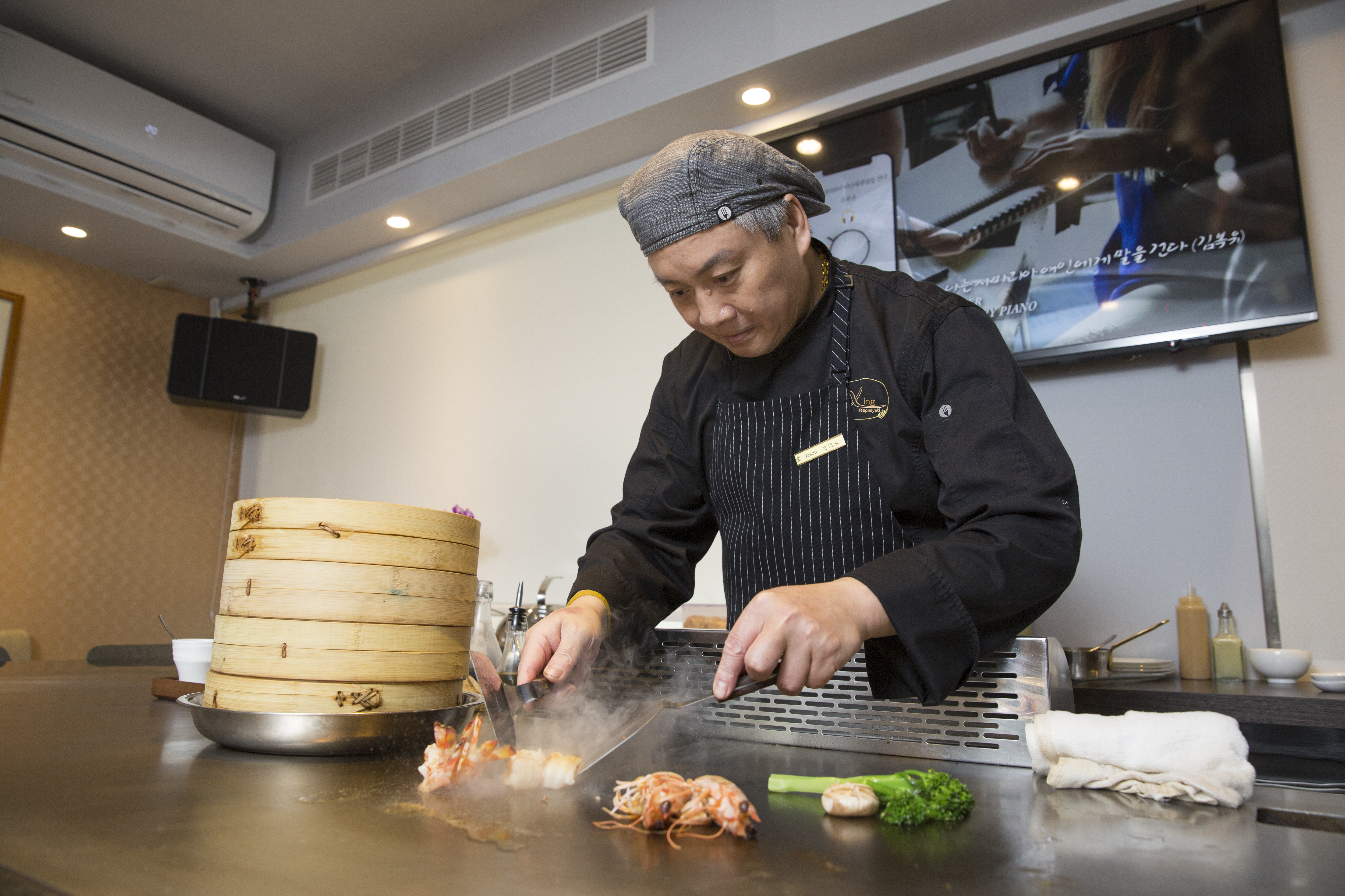 阿興師傅說鐵板燒是與時間賽跑，動作純熟是最基本，還要靠經驗掌握火侯。