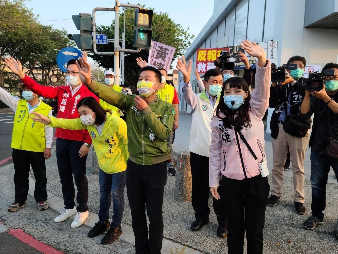 數名民進黨民代與里長以行動力挺市議員黃捷，籲民眾投下不同意罷免票。（翻攝自黃捷臉書）
