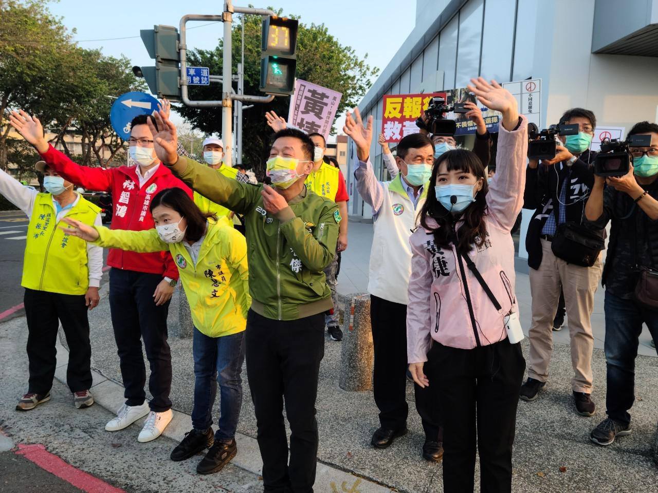 數名民進黨民代與里長以行動力挺市議員黃捷，籲民眾投下不同意罷免票。（翻攝自黃捷臉書）