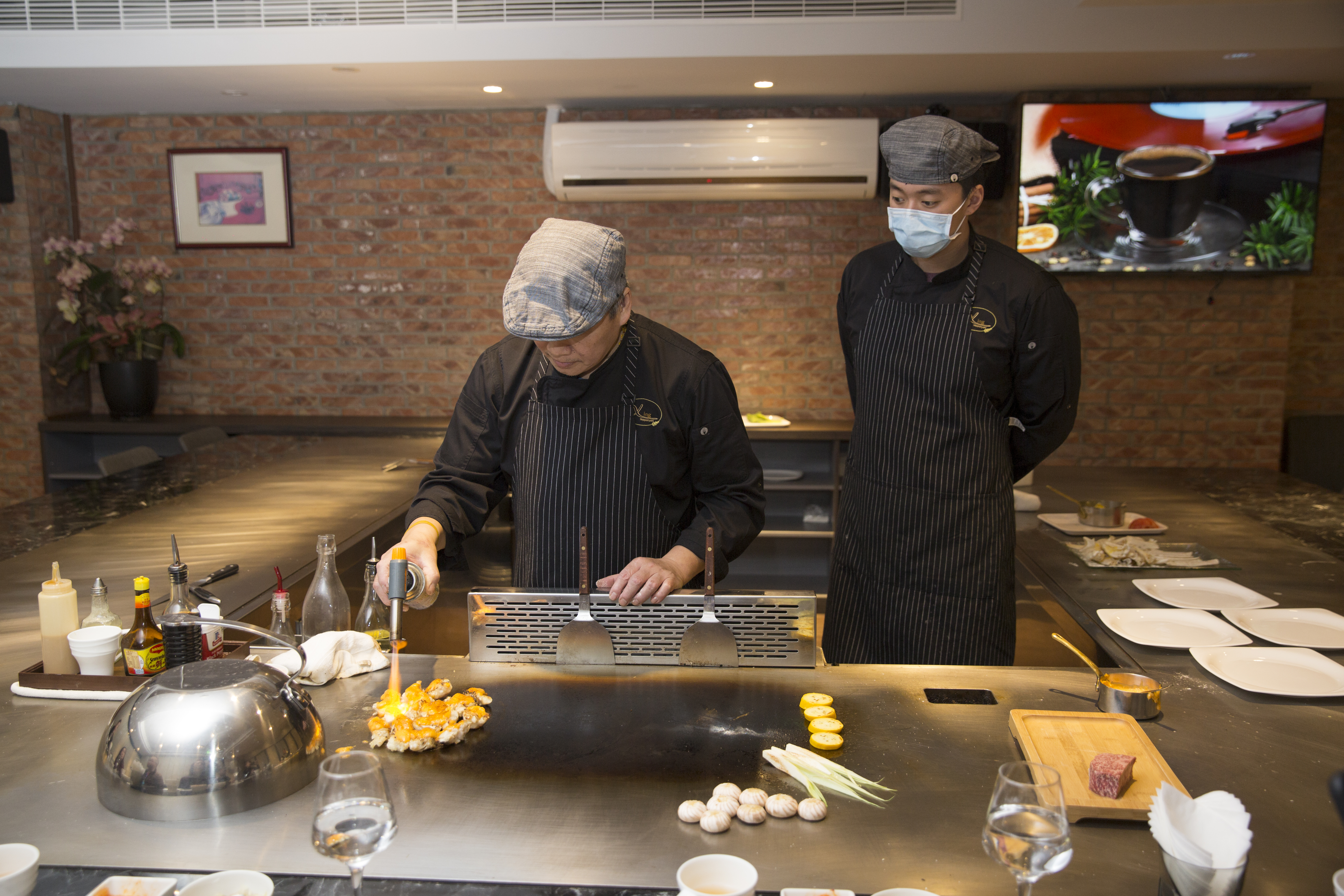 阿興師走過低潮，去年底開了興鐵板燒，180公分高的帥兒子這兩年也跟在他身邊學功夫。