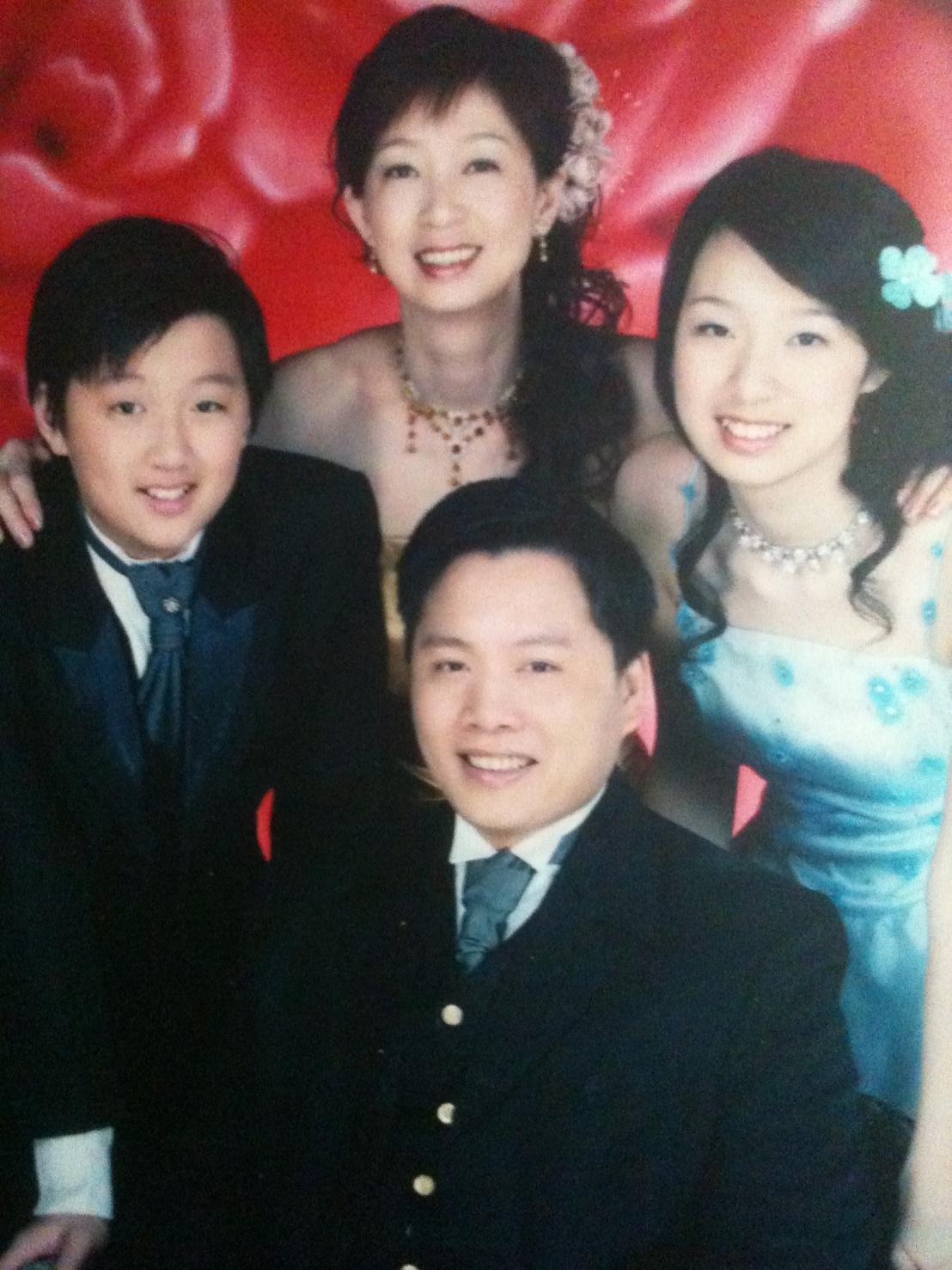 阿興師一家四口高顏值。他透露曾因忙工作忽略小孩,兒女青春期一度叛逆離家,讓他很操煩。(阿興師提供)