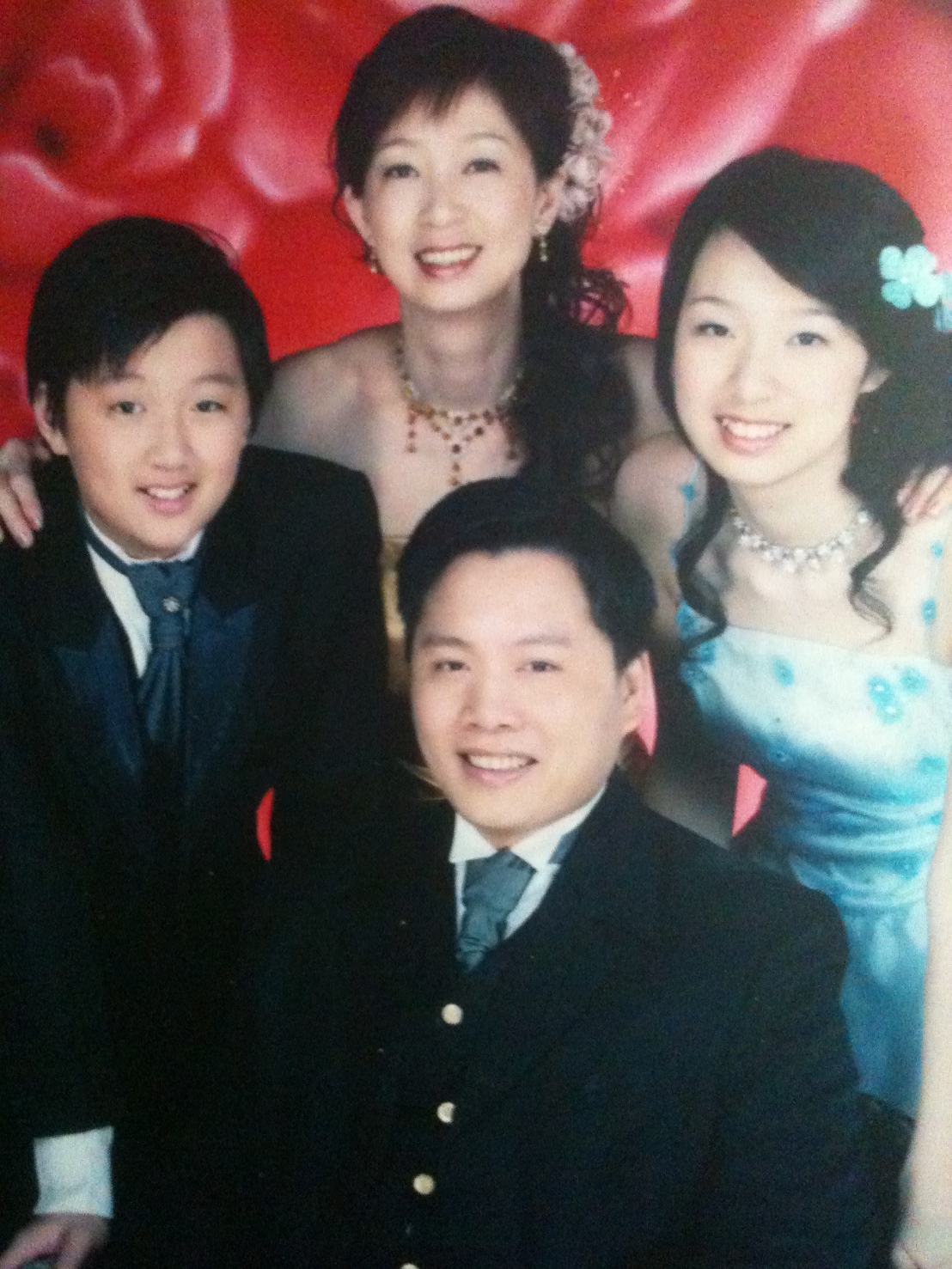 阿興師一家四口高顏值。他透露曾因忙工作忽略小孩,兒女青春期一度叛逆離家,讓他很操煩。(阿興師提供)