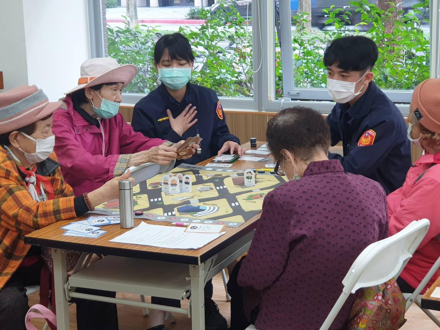 松山分局推出讓長者玩桌遊的防詐騙宣導，讓老人直呼學到知識。（松山分局提供）