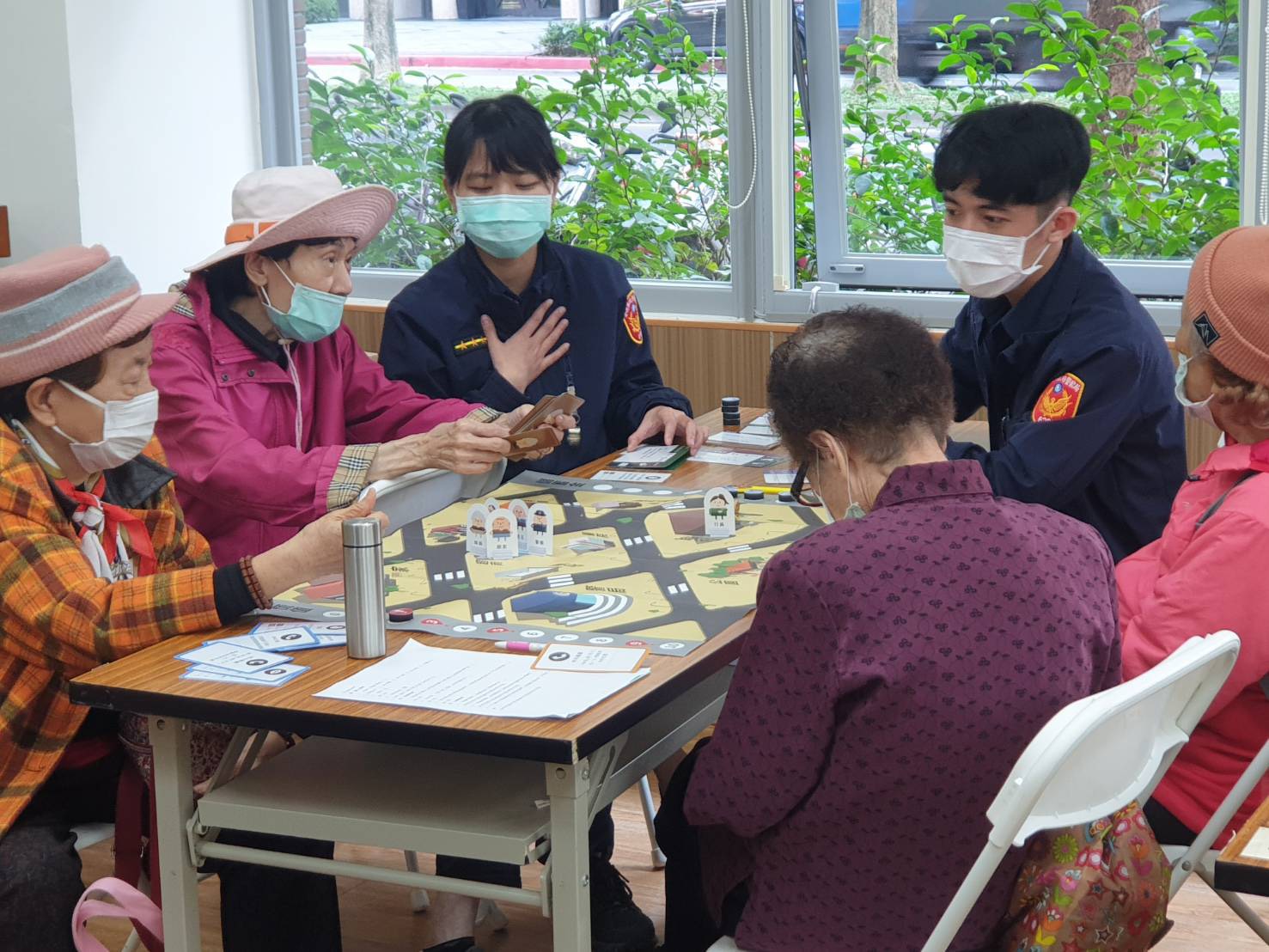松山分局推出讓長者玩桌遊的防詐騙宣導,讓老人直呼學到知識。(松山分局提供)