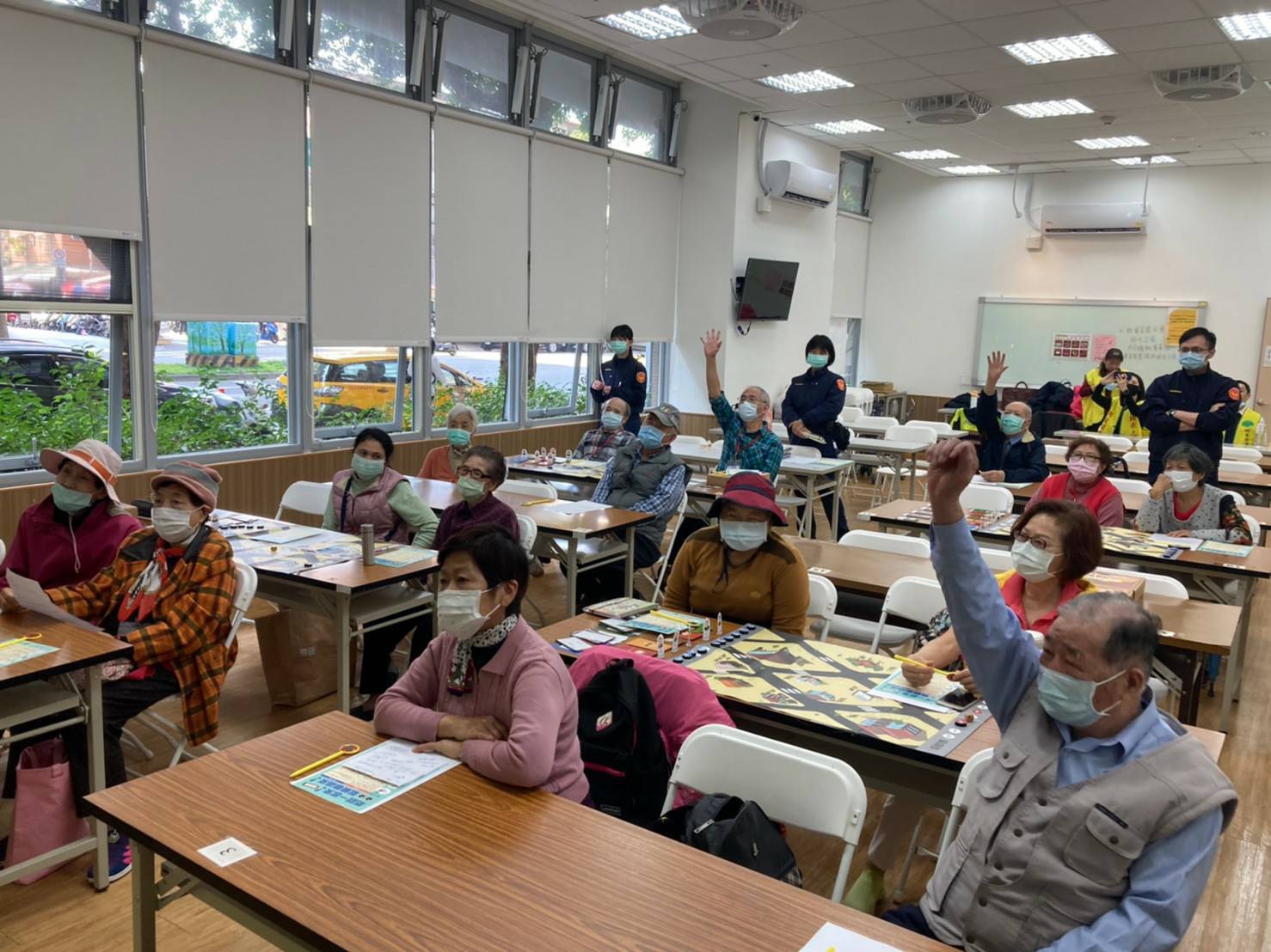 松山分局由分局長帶隊舉辦防詐宣導，民眾反應熱烈。（松山分局提供）