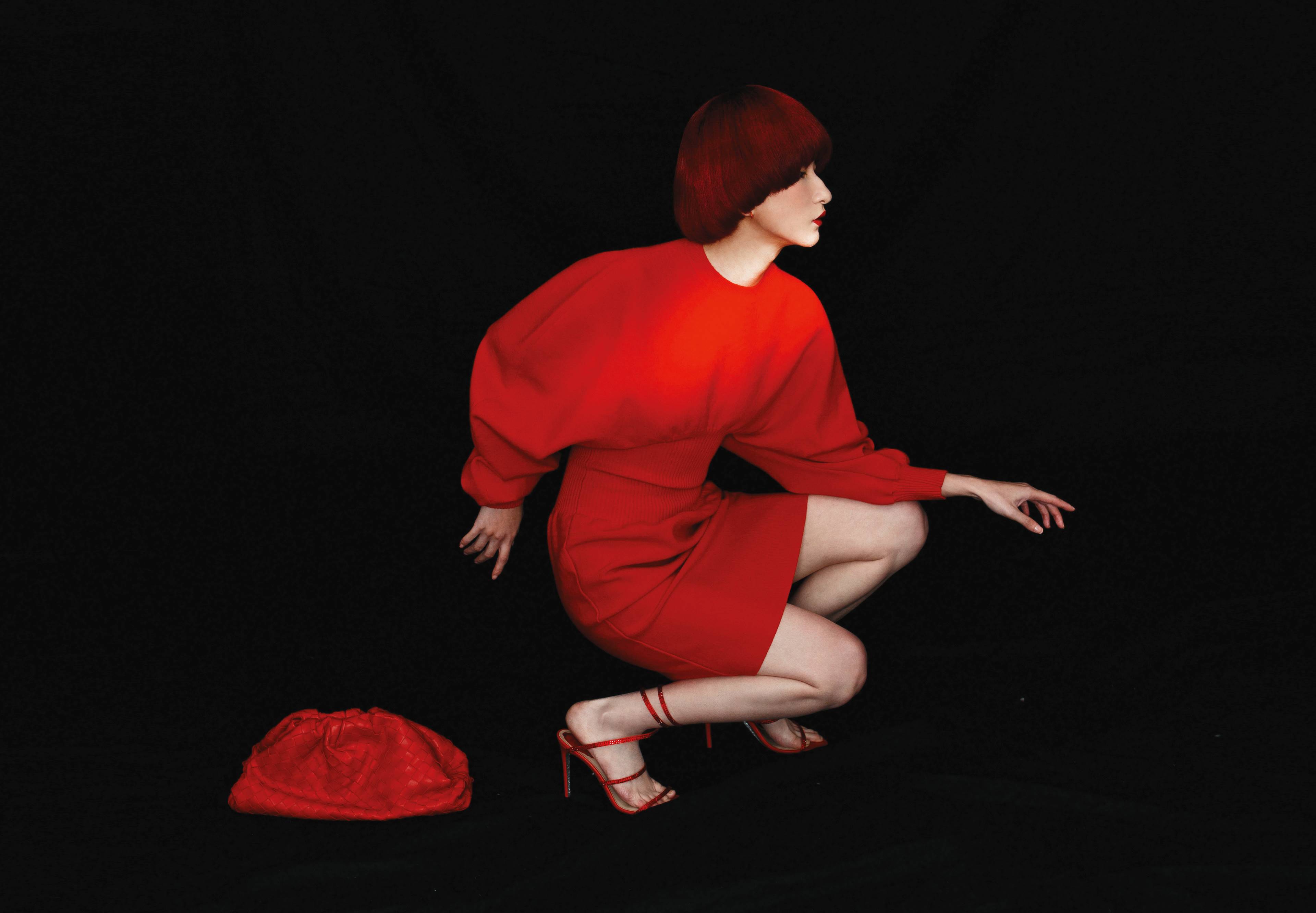 女王紅混羊毛圓肩收腰洋裝NT$74,100 by BOTTEGA VENETA／The Elements耳環NT$2,490 by SWAROVSKI／亮色編織小羊皮The Pouch NT$102,100 by BOTTEGA VENETA／經典Cleo鞋履 NT$46,800 by René Caovilla