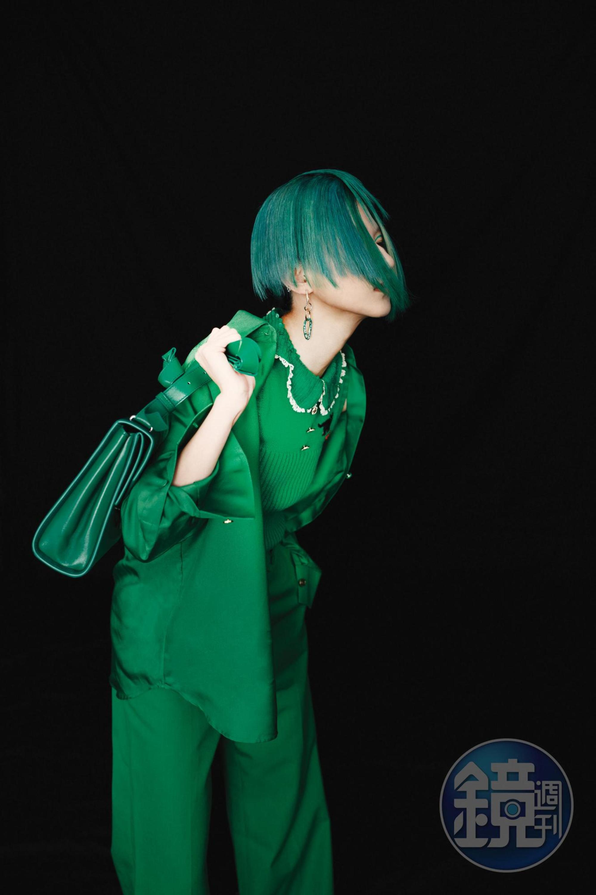 亮綠色尖領襯衫NT$42,000 by GUCCI／草綠色亮片圓領貓刺繡背心NT$48,500 by GUCCI／亮綠色西裝長褲NT$39,000 by GUCCI／The Elements耳環NT$8,490 by SWAROVSKI／賽車綠方型三角銀扣小牛皮肩背包NT$98,100 by BOTTEGA VENETA