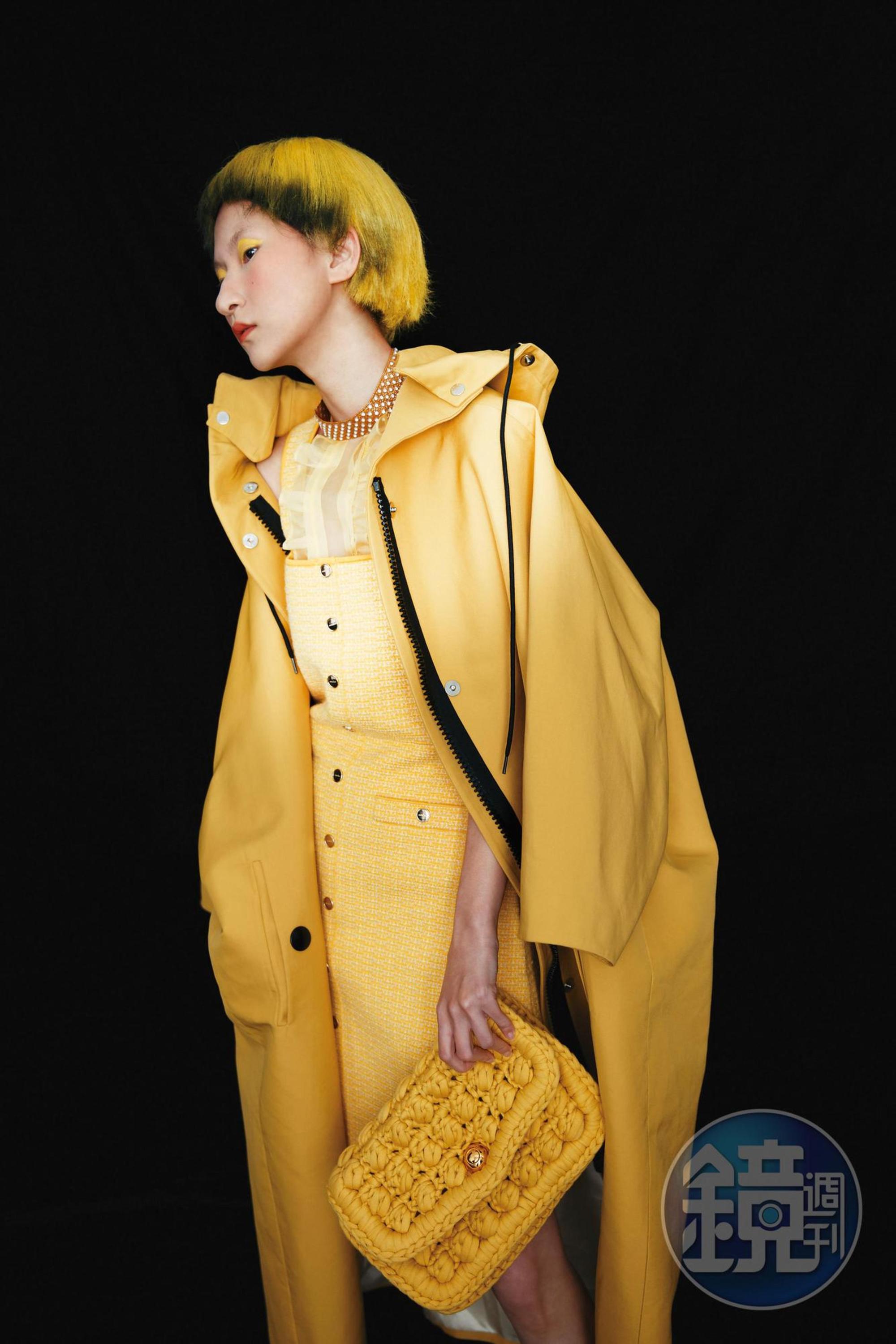 芥末黃風衣NT$115,000 by PRADA／黃色吊帶洋裝NT$11,360 by sandro／荷葉薄紗挖背背心 價格店洽 by MIU MIU／奶油黃棉質鉤針金鍊包NT$143,000 by BOTTEGA VENETA