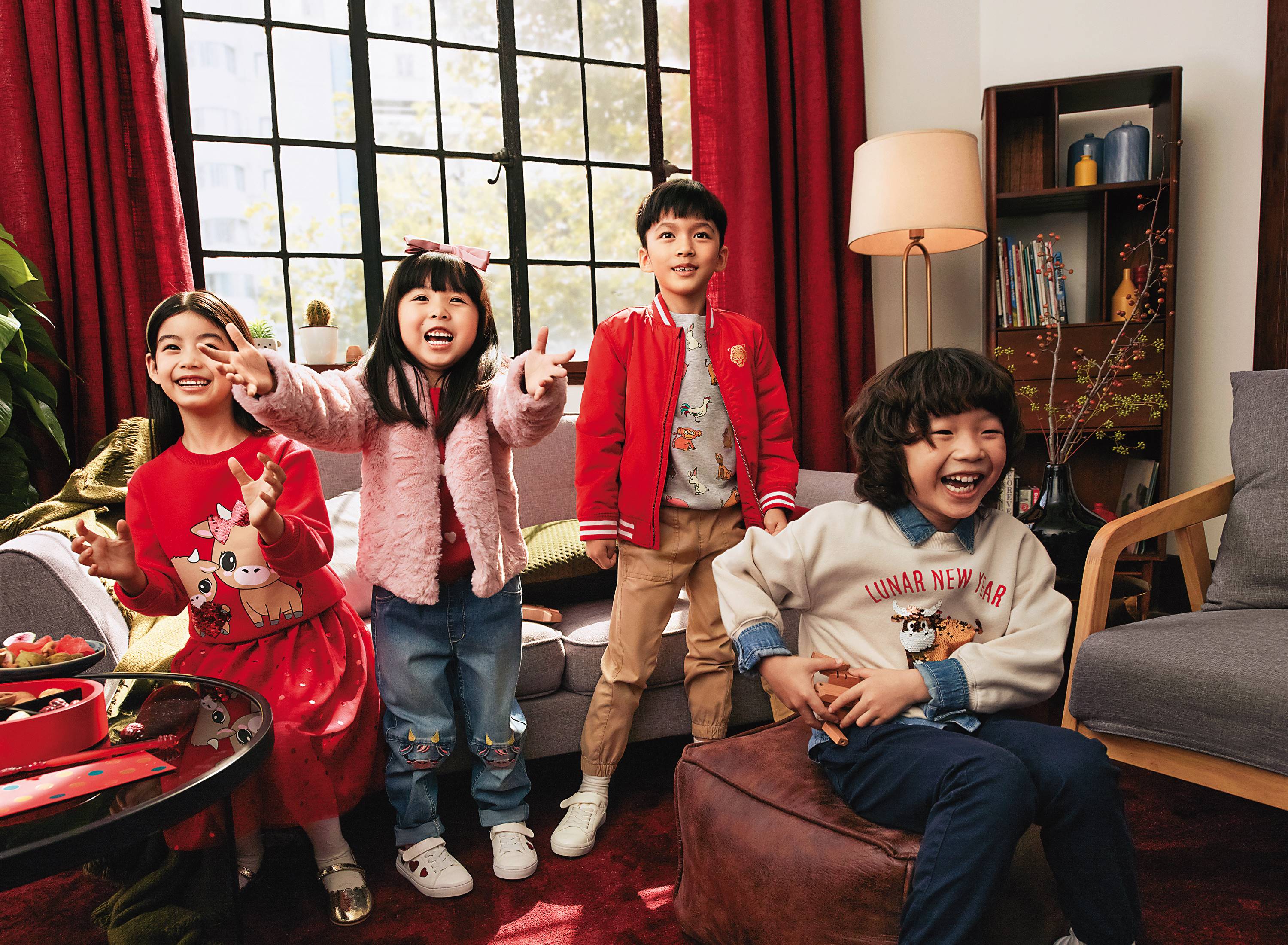 穿上新衣新褲討吉利，還有可愛小牛上身，小朋友歡聚過個溫馨好年。（H&M提供）