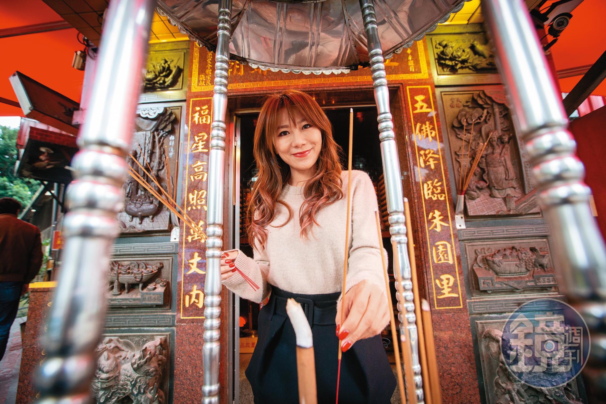藝人佩甄相信土地公分區管轄,堅持住家附近的土地公廟一定要拜。