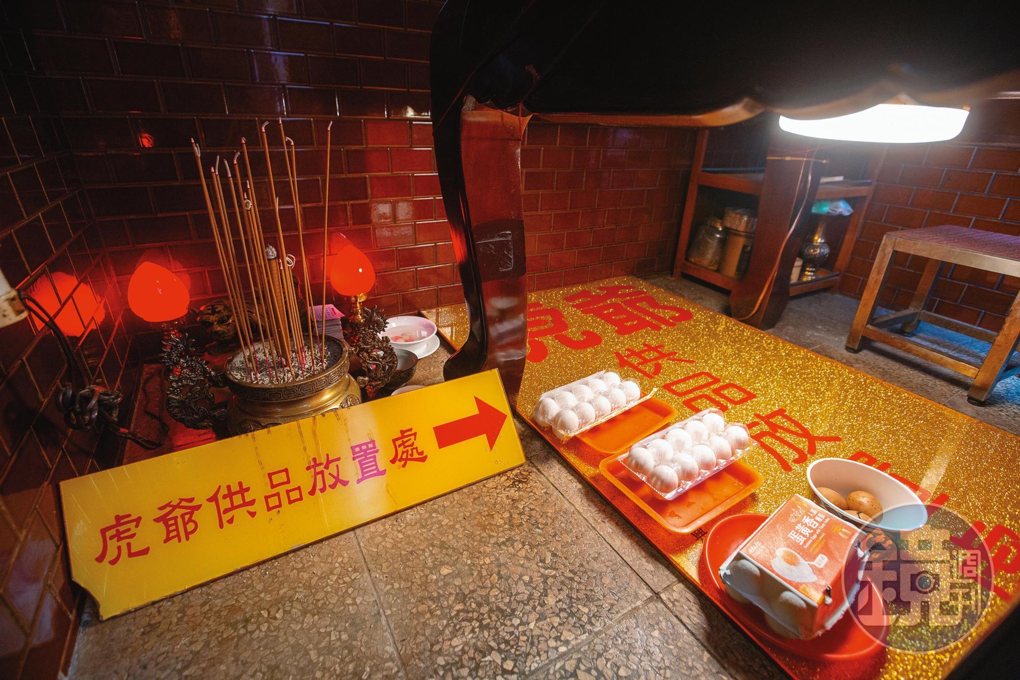 相傳虎爺是神明的座騎,通常安置在供桌或神龕下,民間有拜虎爺會帶來財富的信仰。