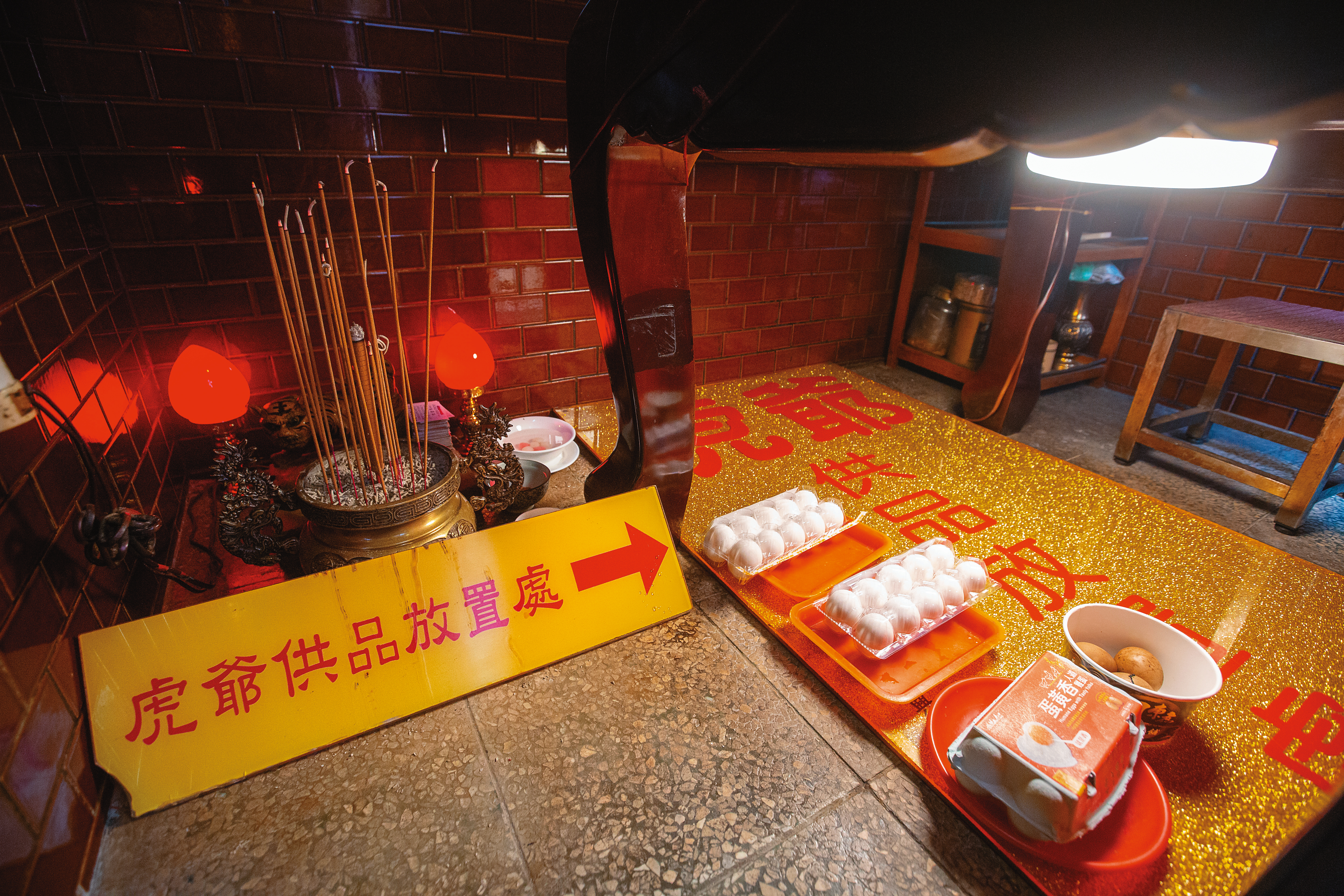相傳虎爺是神明的座騎,通常安置在供桌或神龕下,民間有拜虎爺會帶來財富的信仰。