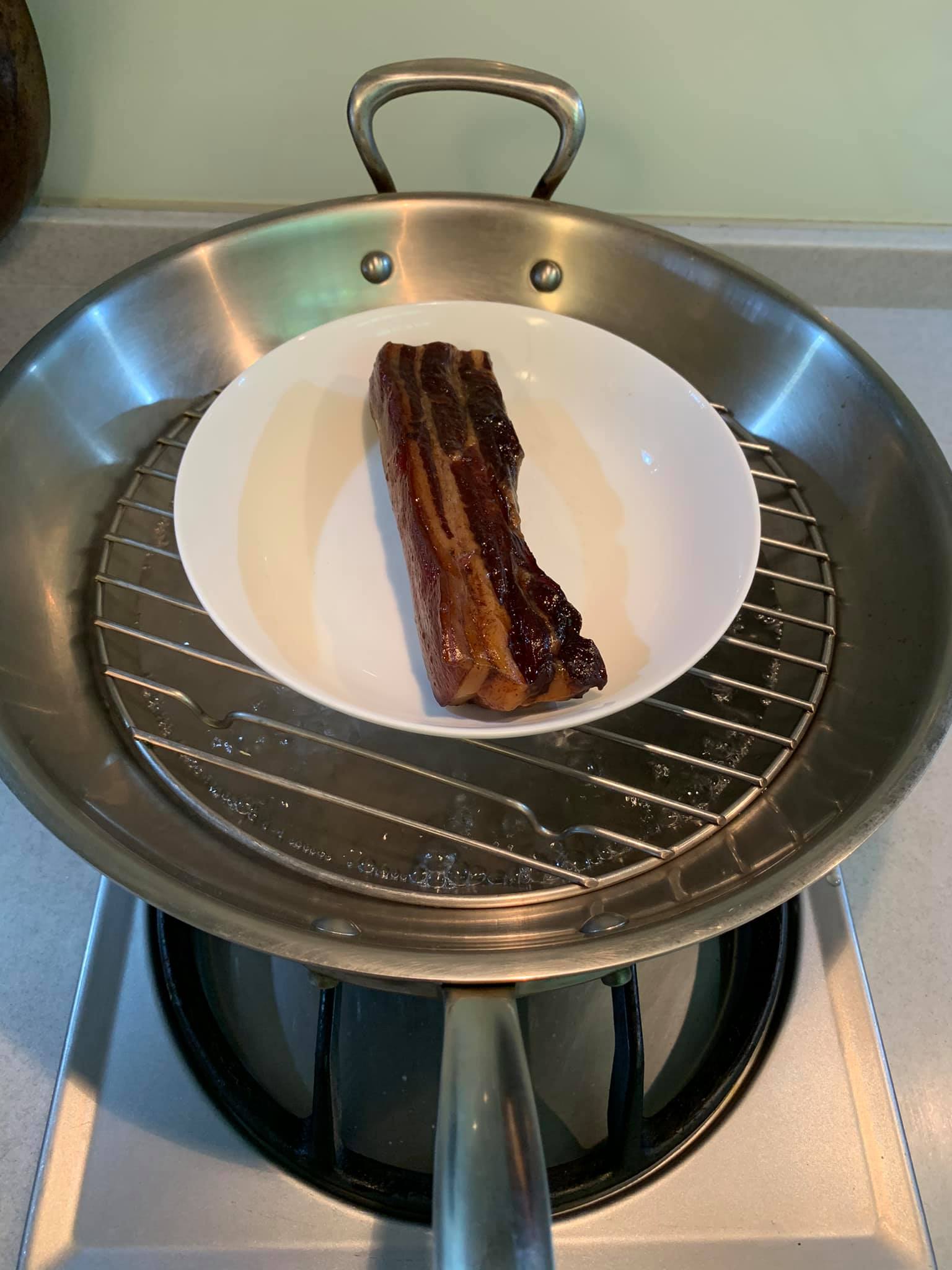 臘肉洗淨後先上鍋蒸20分鐘。