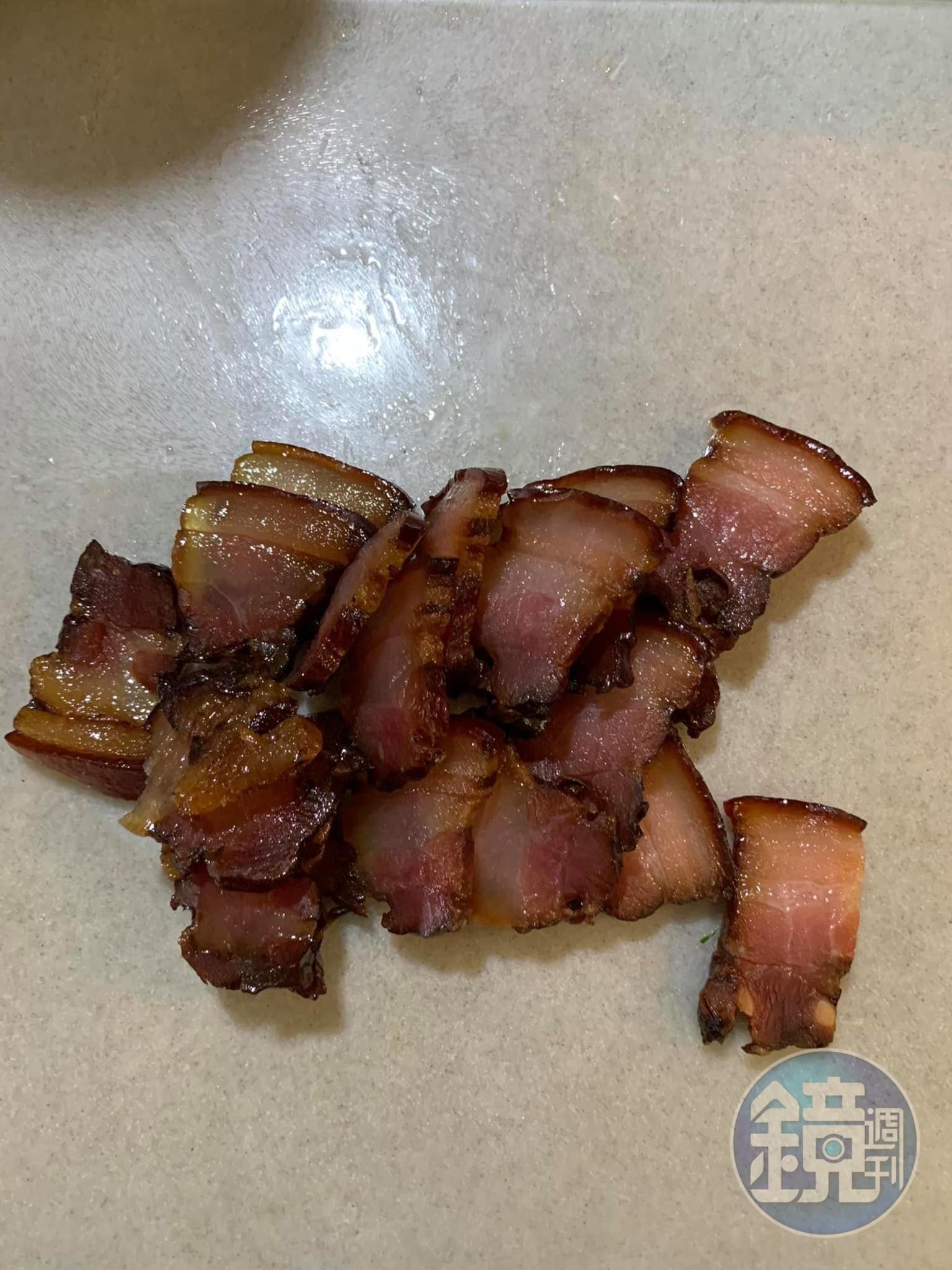 臘肉切片備用。