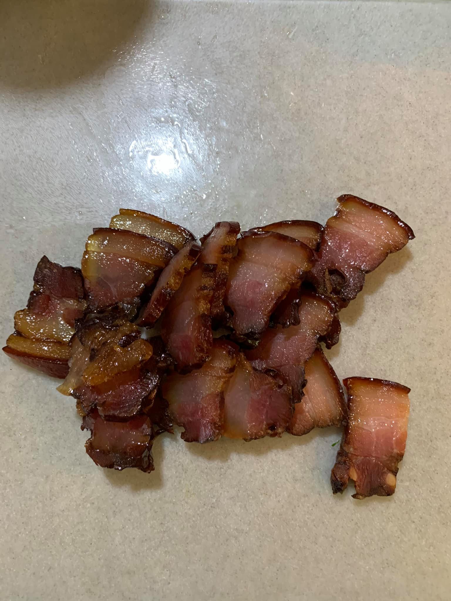 臘肉切片備用。
