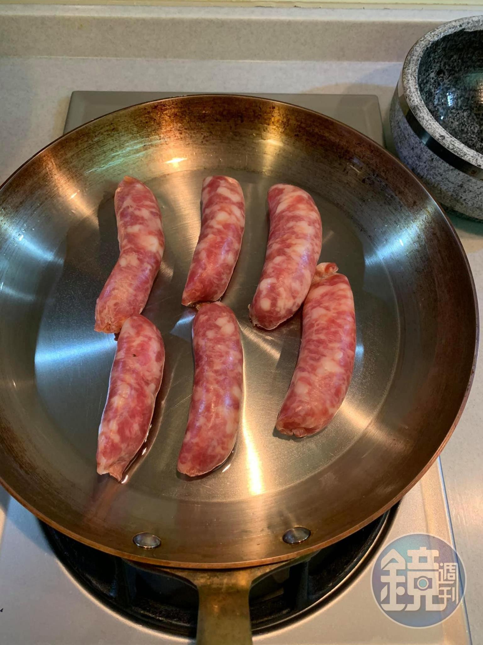 冷油煎台灣香腸。