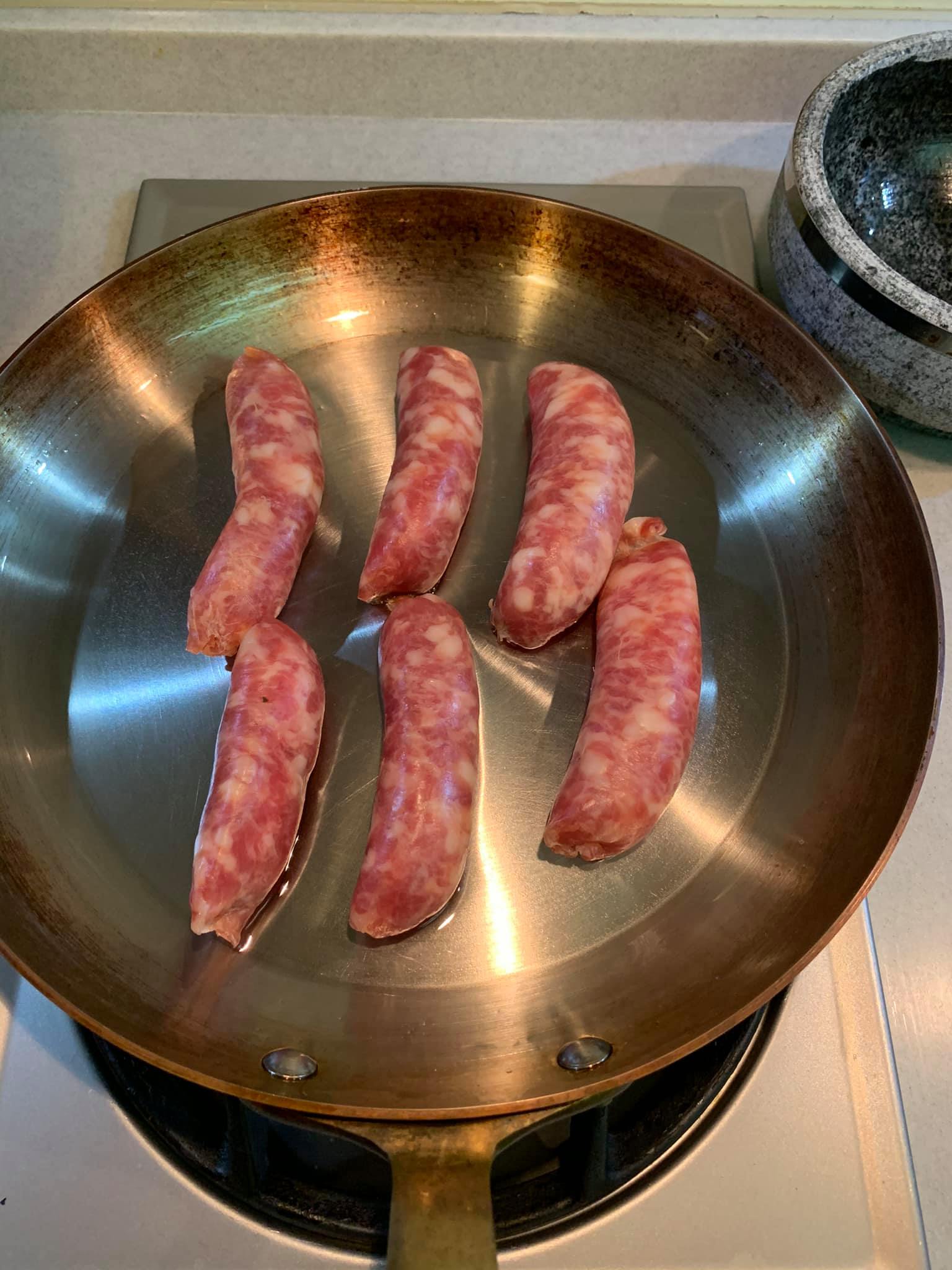 冷油煎台灣香腸。