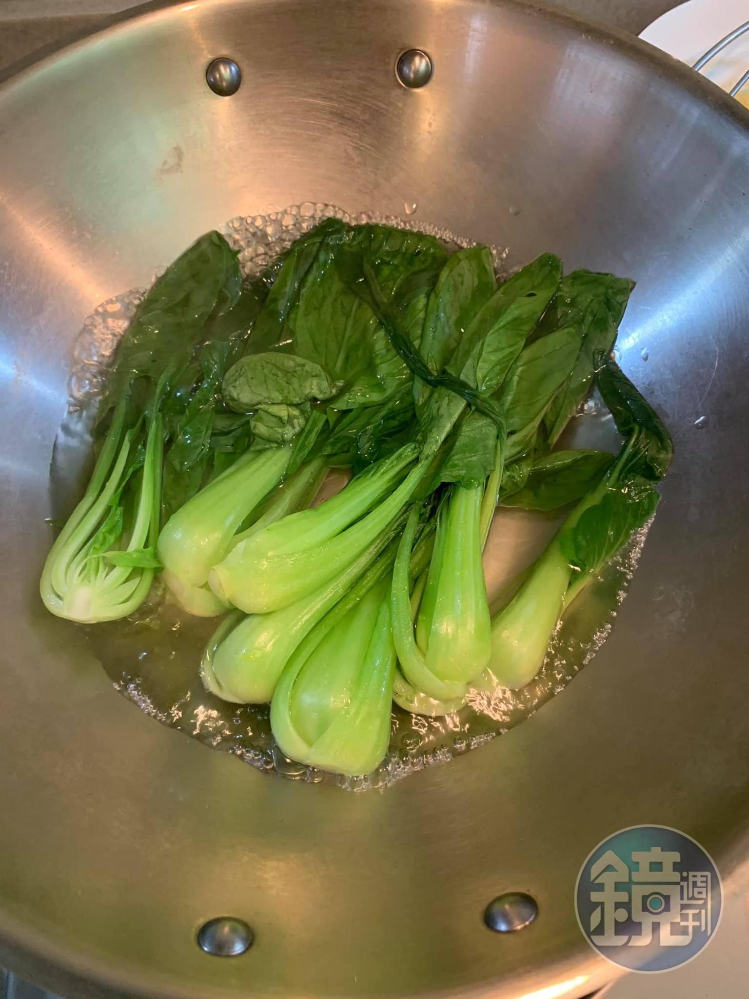 青江菜對切後汆燙。