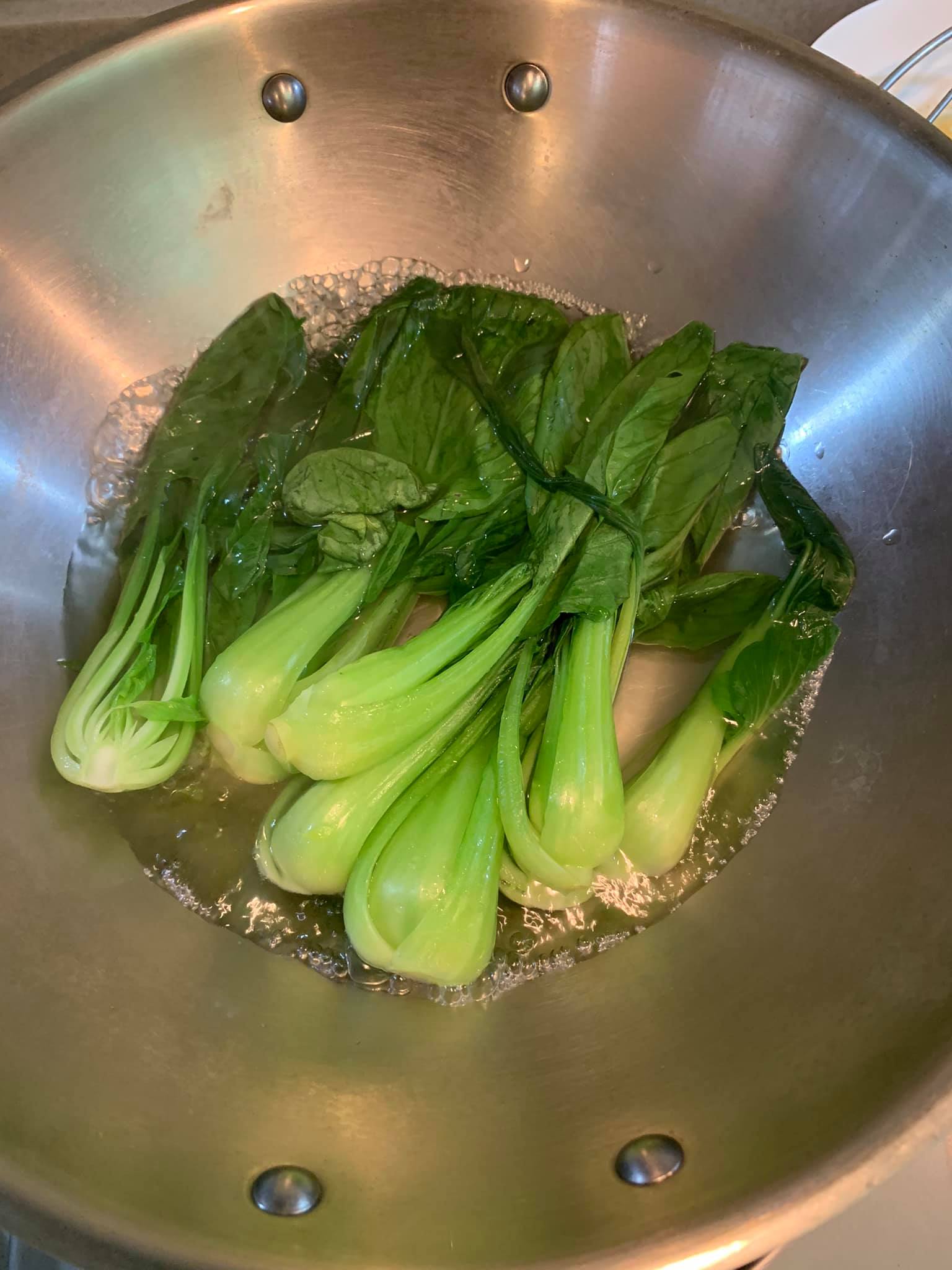 青江菜對切後汆燙。