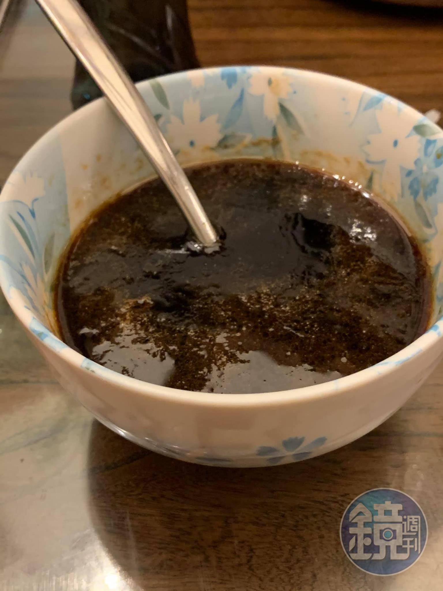 醬油、冰糖、老抽、香麻油及水調成醬汁,放入小鍋煮至充分融合。