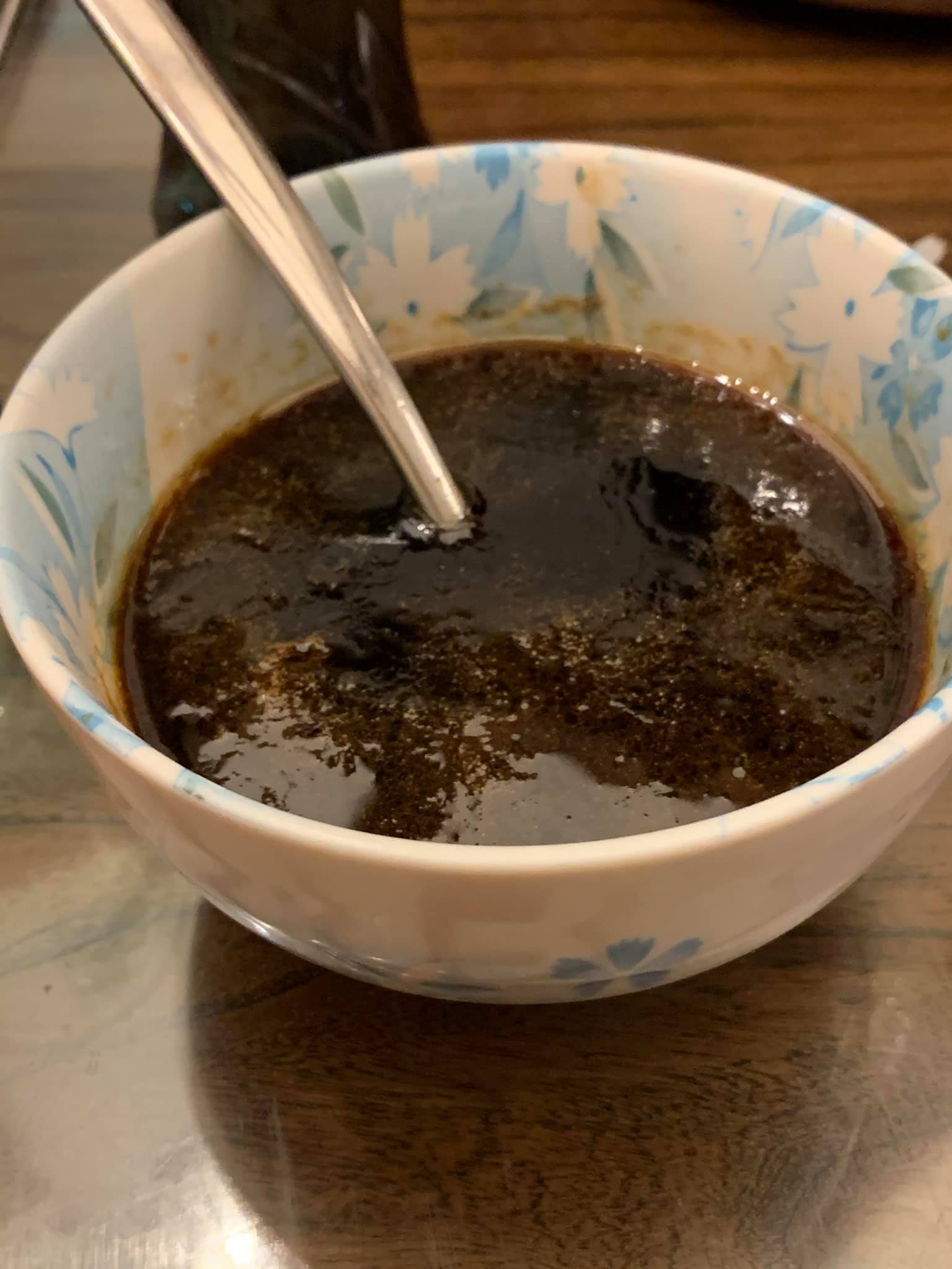 醬油、冰糖、老抽、香麻油及水調成醬汁，放入小鍋煮至充分融合。