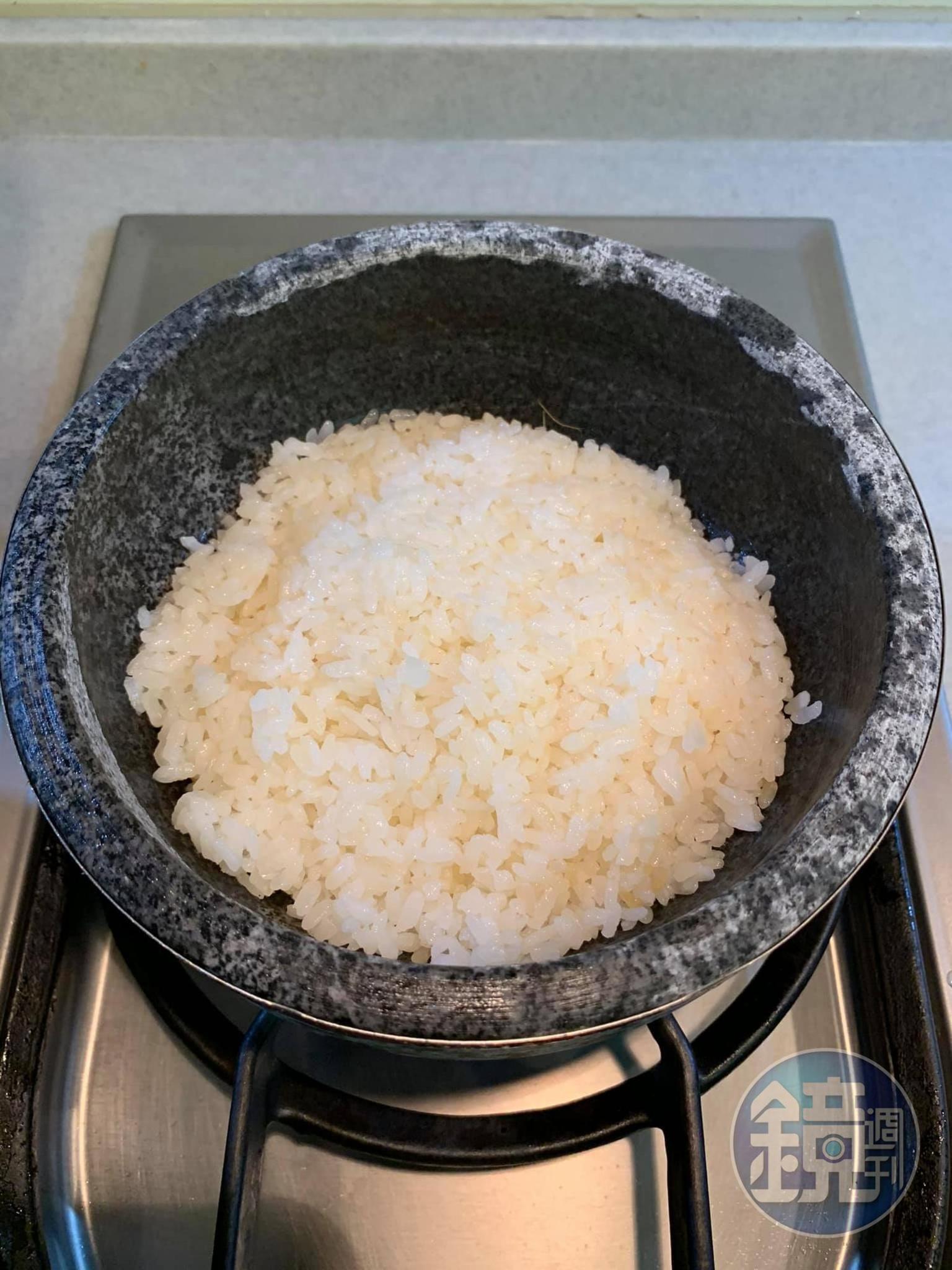 將飯放進石鍋,準備炙燒做鍋粑。