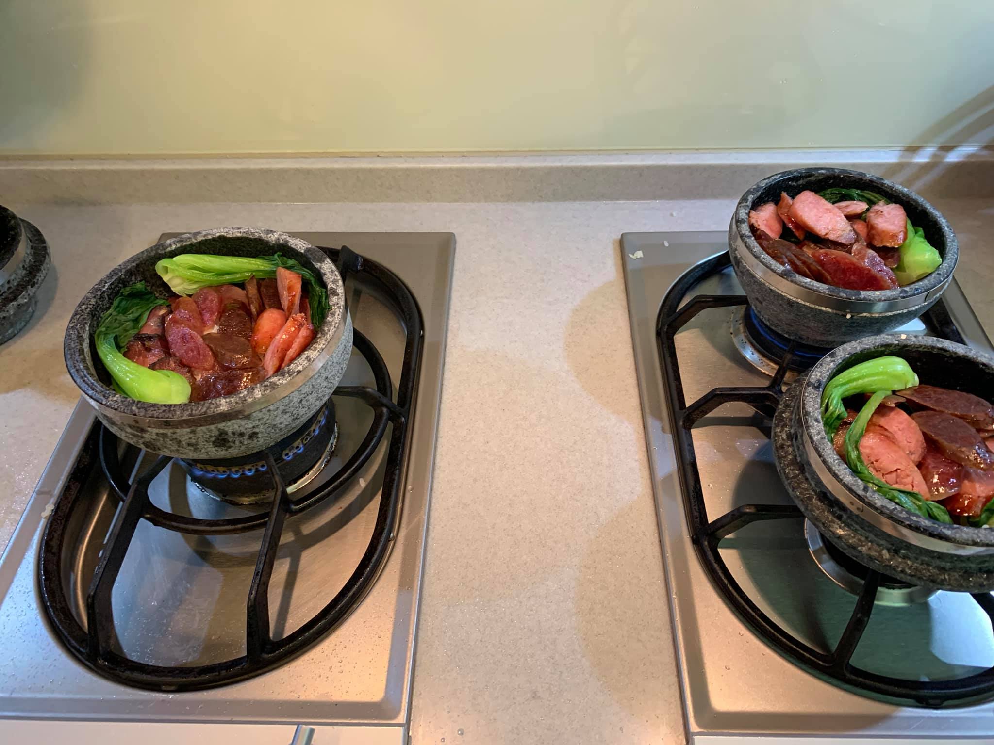 瓦斯爐開小火做煲仔飯。