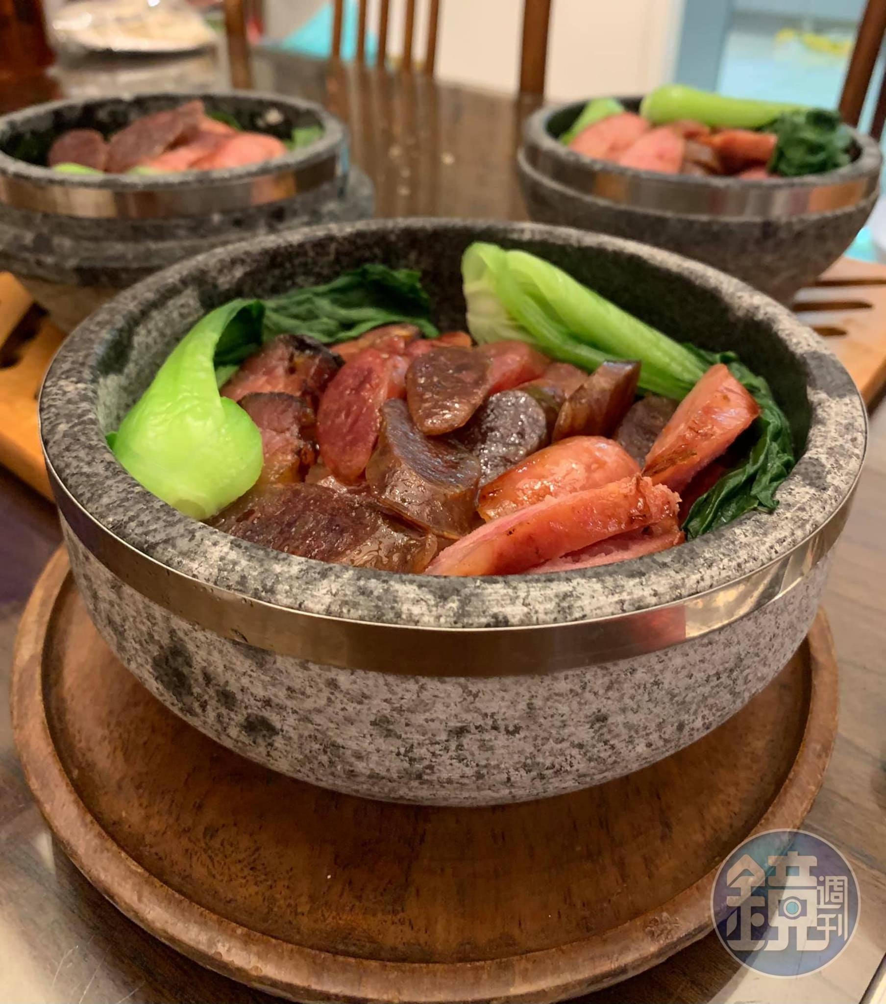 石鍋上桌,鍋子非常燙,要小心。今天做了4碗煲仔飯。