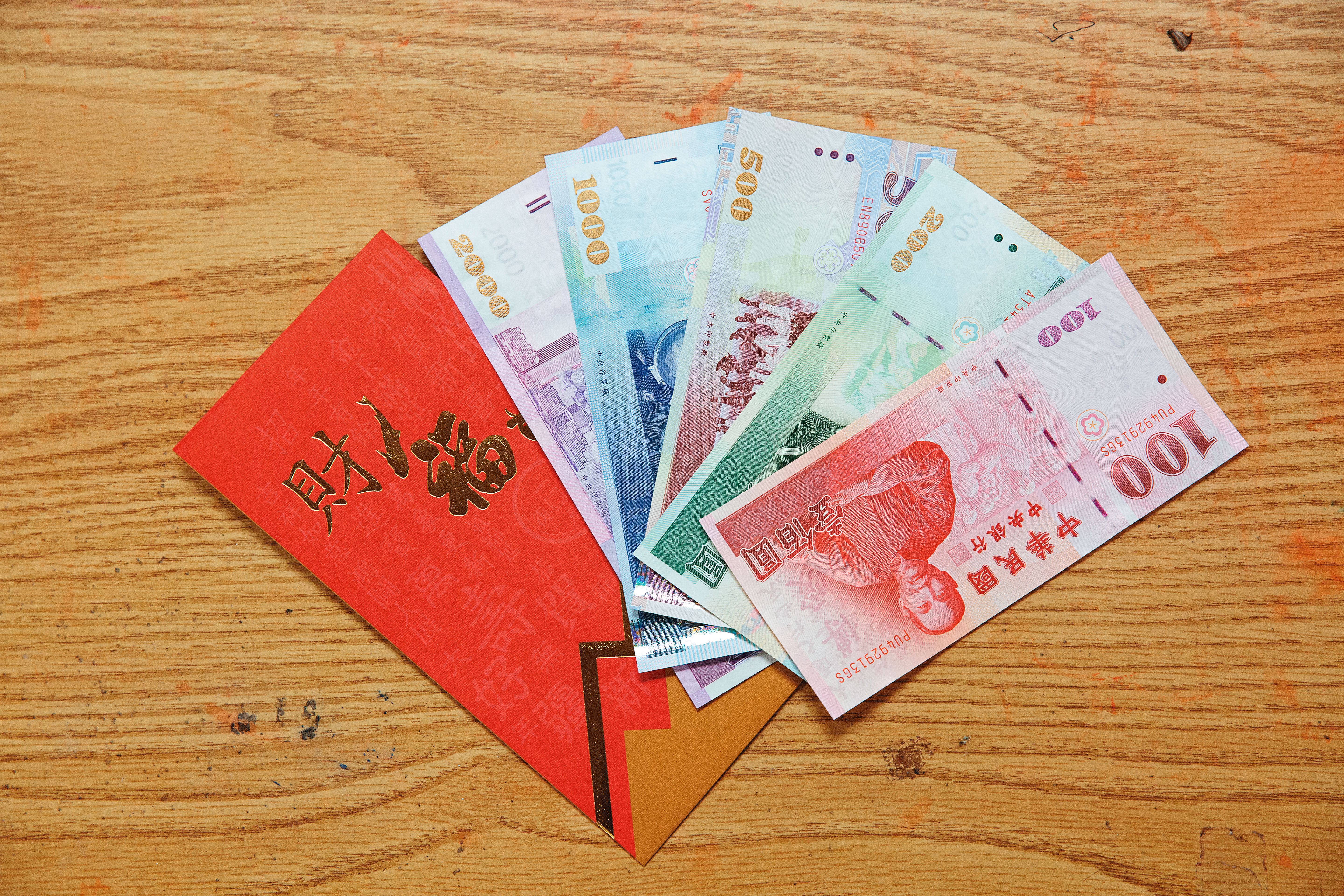 佩甄自備新台幣100、200、500、1,000、2,000元等5種不同色的鈔票當發財金。