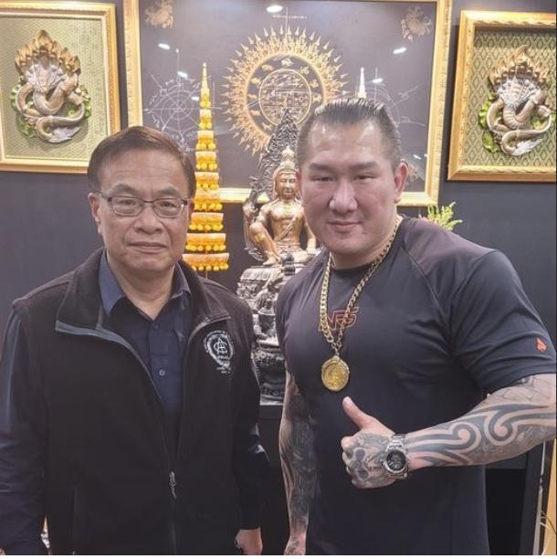 新北市警局局長黃宗仁拜訪館長,說明偵辦進度,最後2人還一同合影留念。(翻攝自飆捍臉書)