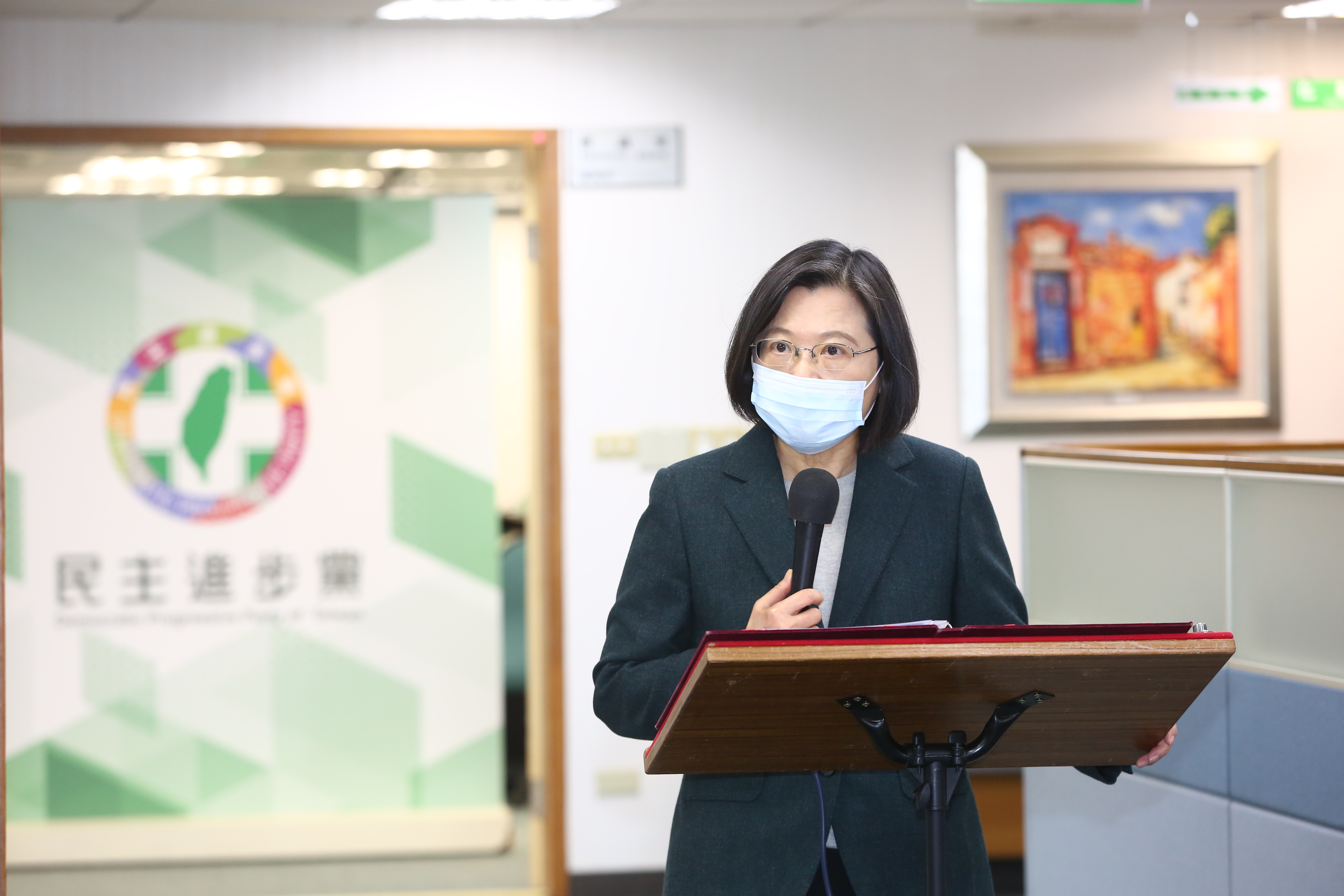 面對國內疫情升溫，蔡英文稍早發表談話，感謝醫護並呼籲大家落實防疫措施。