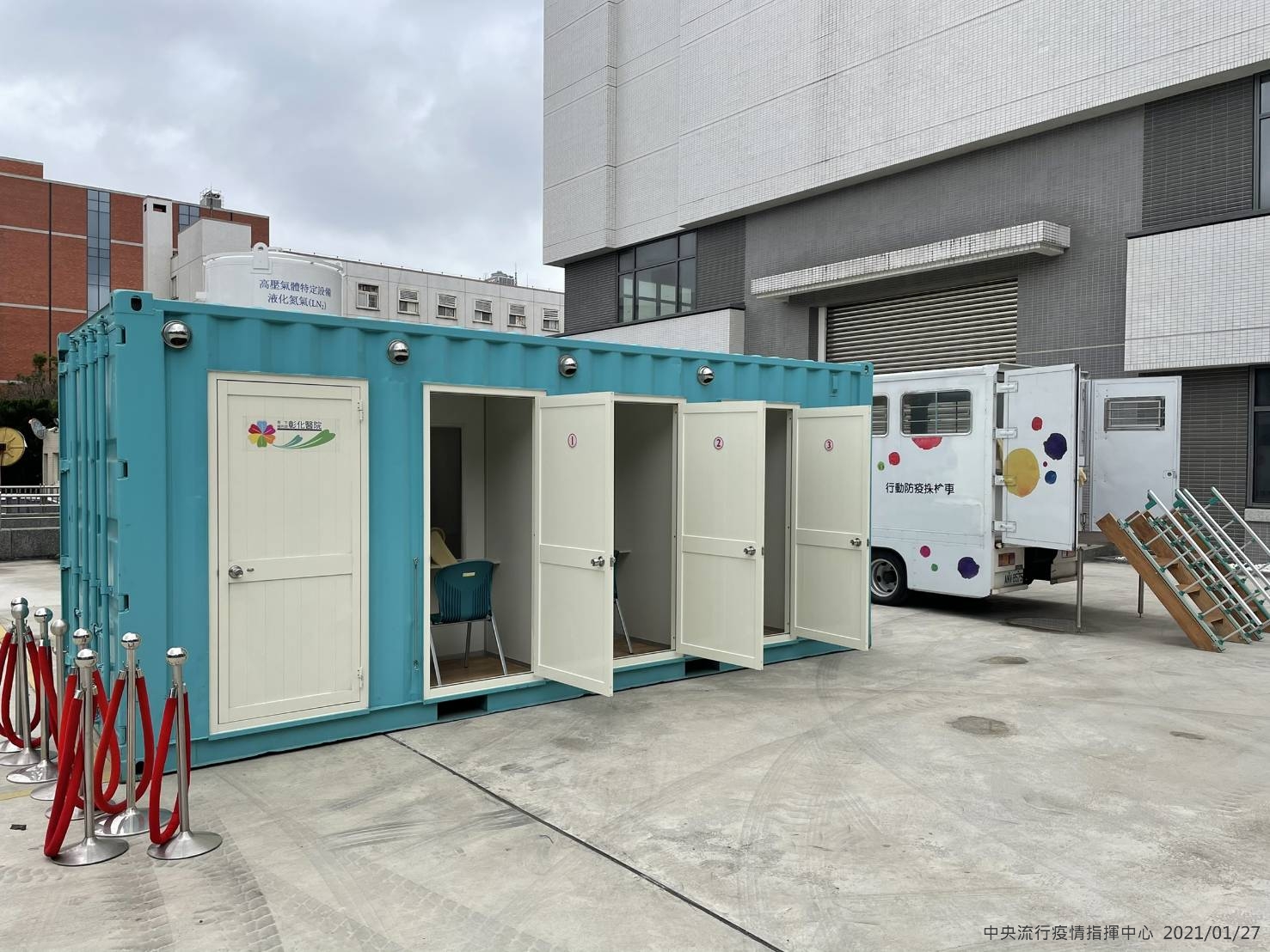 中央支援桃園採檢貨櫃屋,提供桃園衛生局安排居家隔離期滿民眾前往進行PCR篩檢之用。(指揮中心提供)