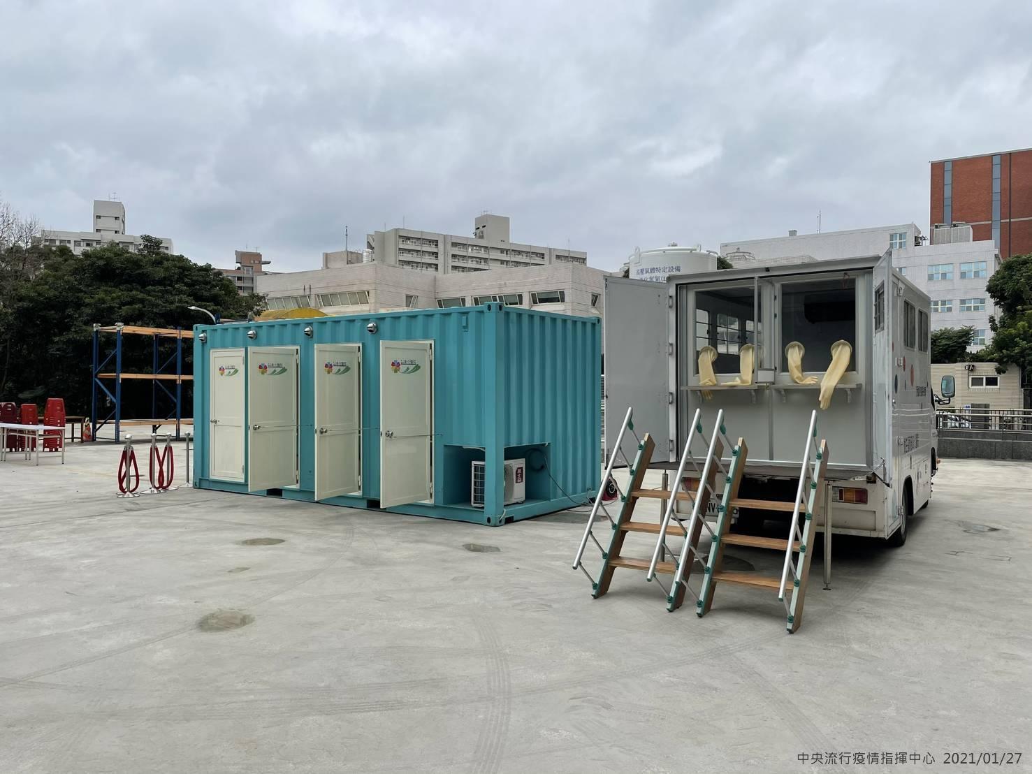 中央支援桃園採檢貨櫃屋,提供桃園衛生局安排居家隔離期滿民眾前往進行PCR篩檢之用。(指揮中心提供)