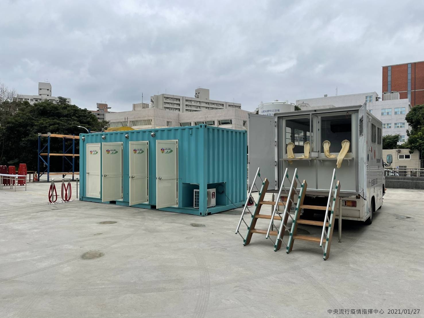 中央支援桃園採檢貨櫃屋,提供桃園衛生局安排居家隔離期滿民眾前往進行PCR篩檢之用。(指揮中心提供)
