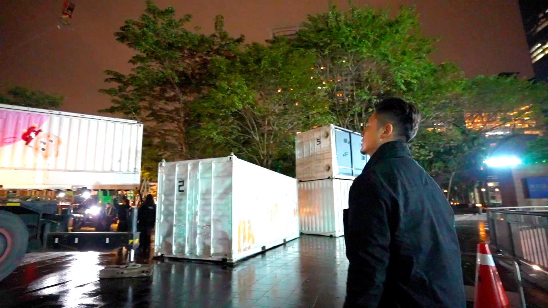 大型光雕秀要動用許多設備須以貨櫃載運,目前賀喜娛樂擁有最大投影機庫存量!