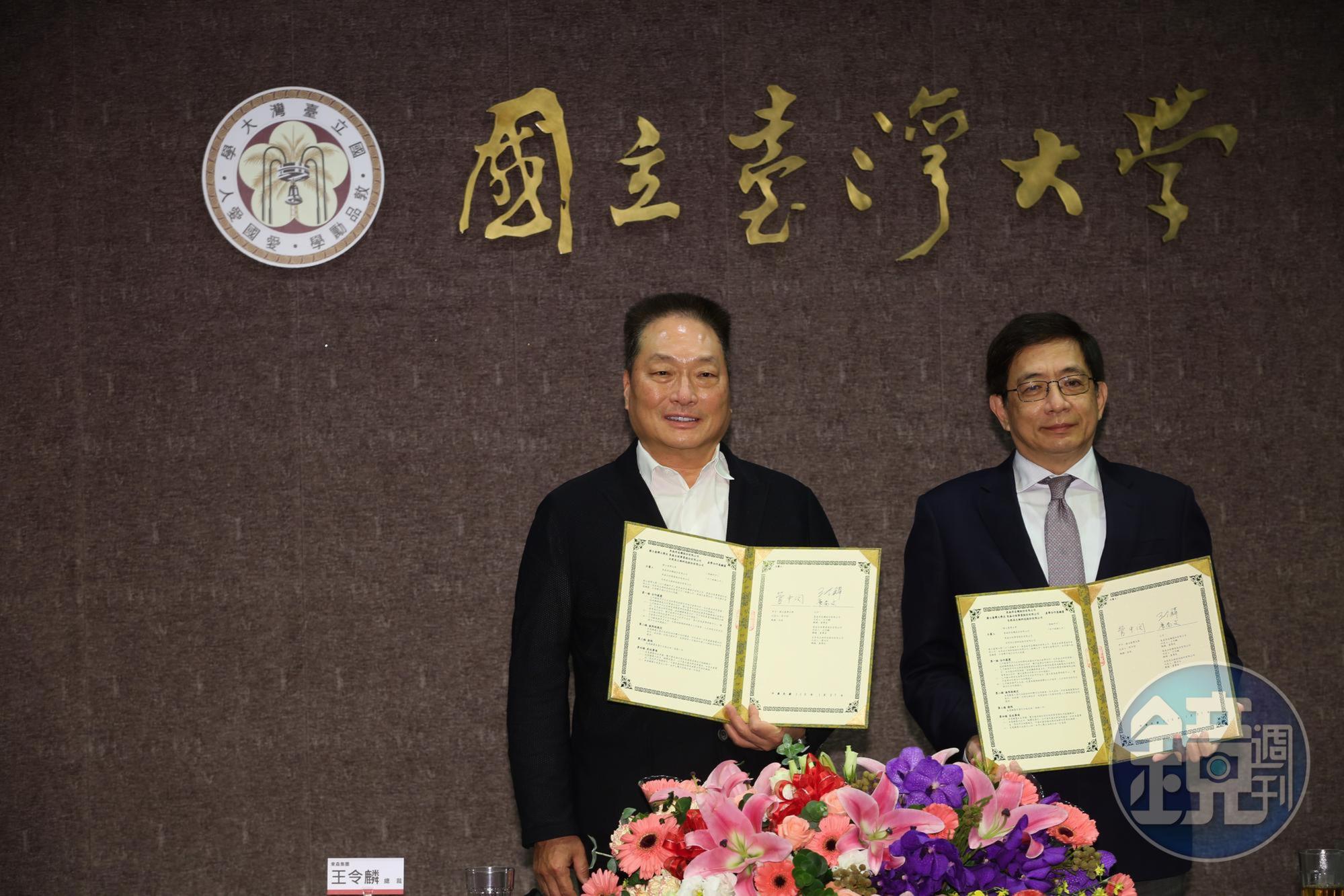 東森集團總裁王令麟今(27日)與台大校長管中閔簽署捐贈生技大樓與產學合作意向書。