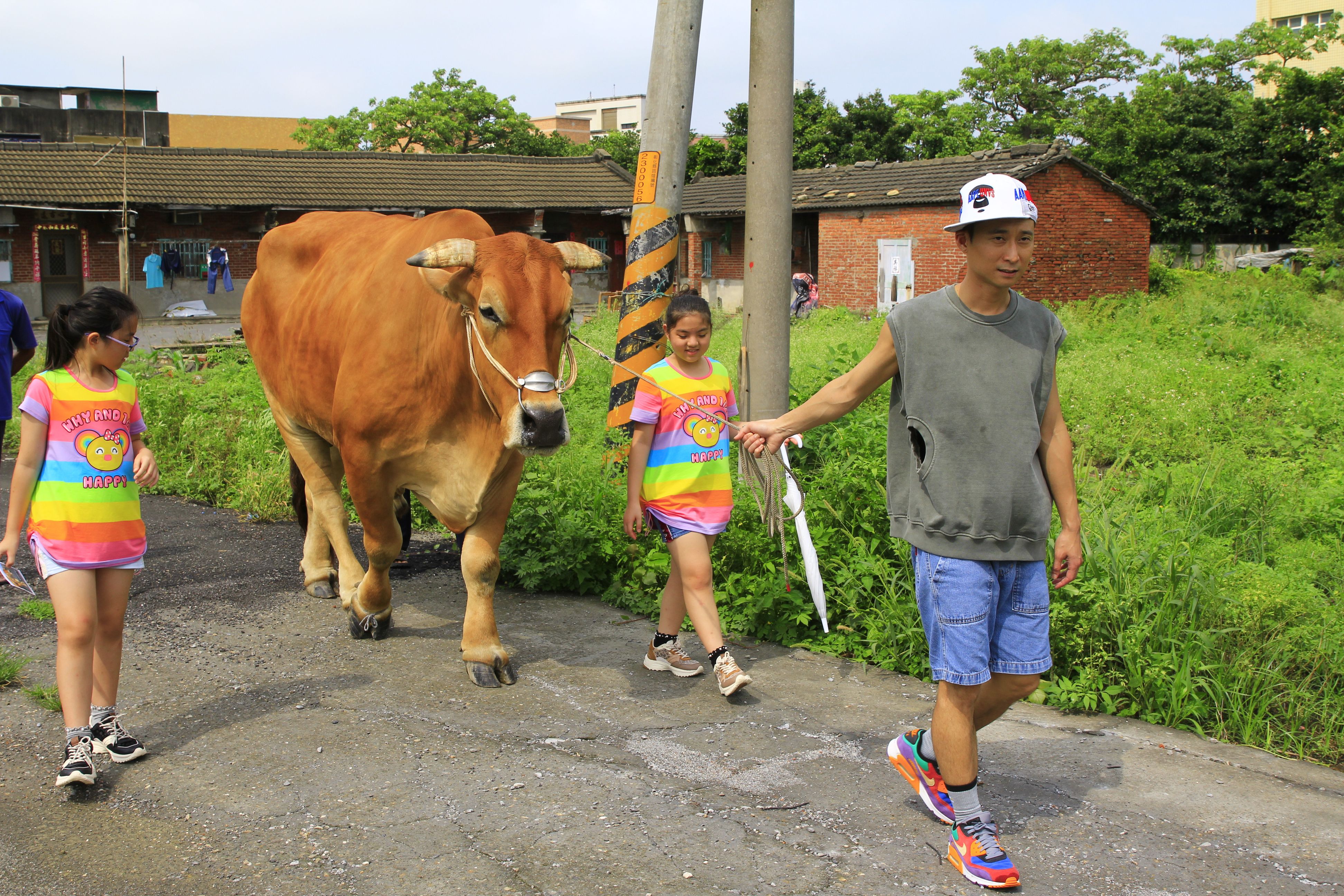 浩子參與錄製公視兒少節目《我家住海邊》，到彰化芳苑探訪「海牛採蚵」漁法。（公視提供）