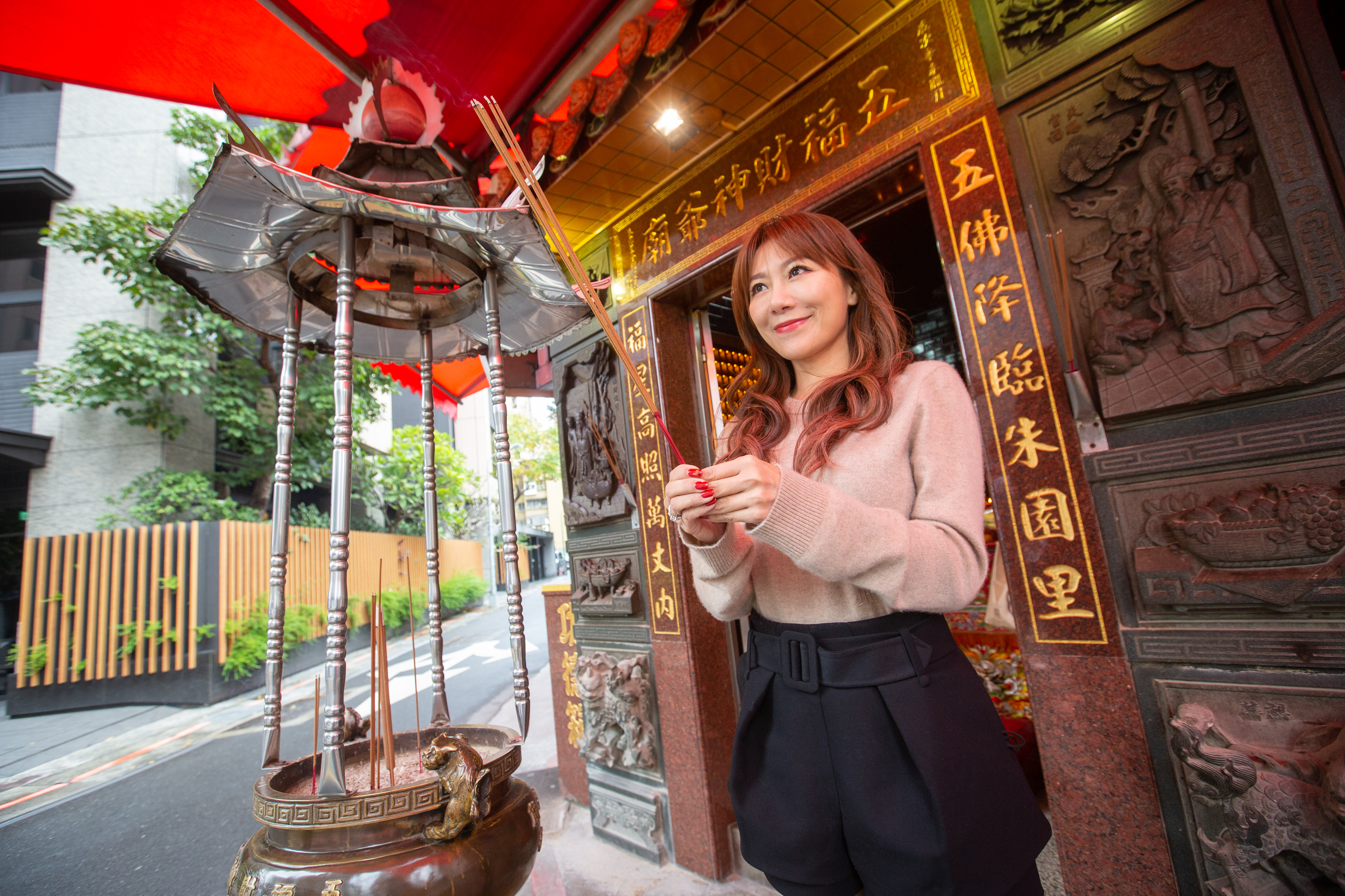 藝人佩甄相信土地公分管轄，堅持住家附近的土地公廟一定要拜。