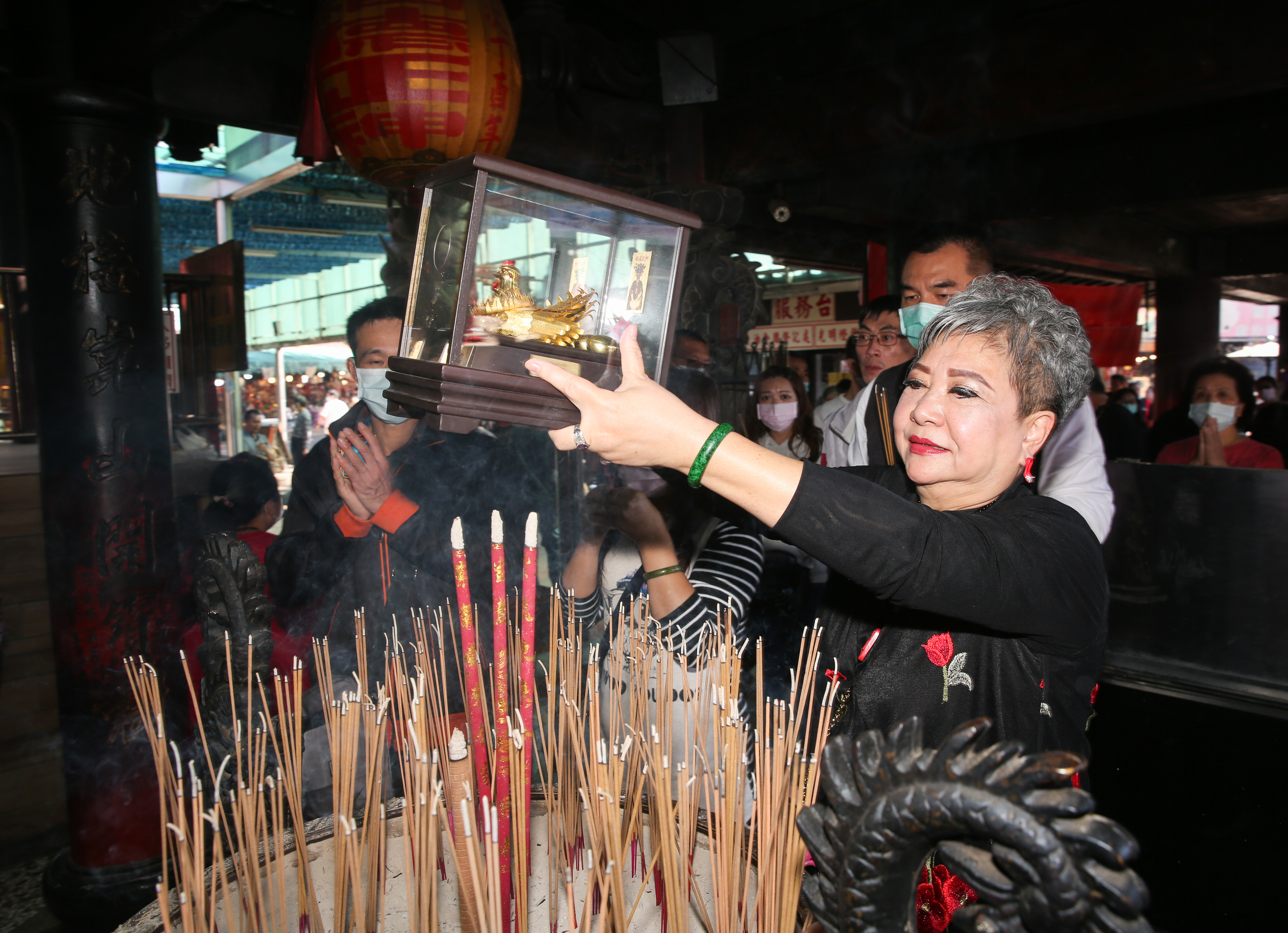 鳥來嬤吳敏帶祈福金雞回南投紫南宮過香爐，祈求財運亨通。