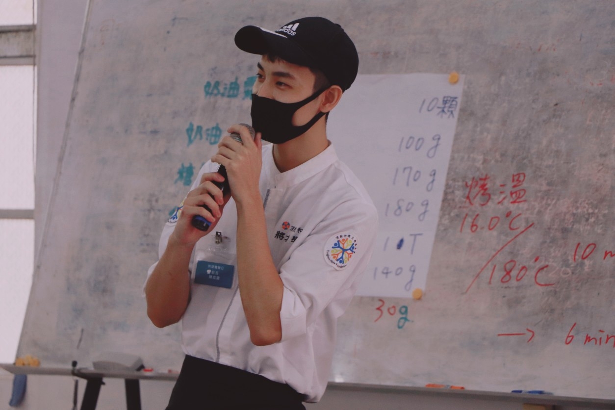 阿林休假不忘回到課程當小老師，以過來人身分希望幫助其他青少年找回自我價值。（頂新和德文教基金會提供)