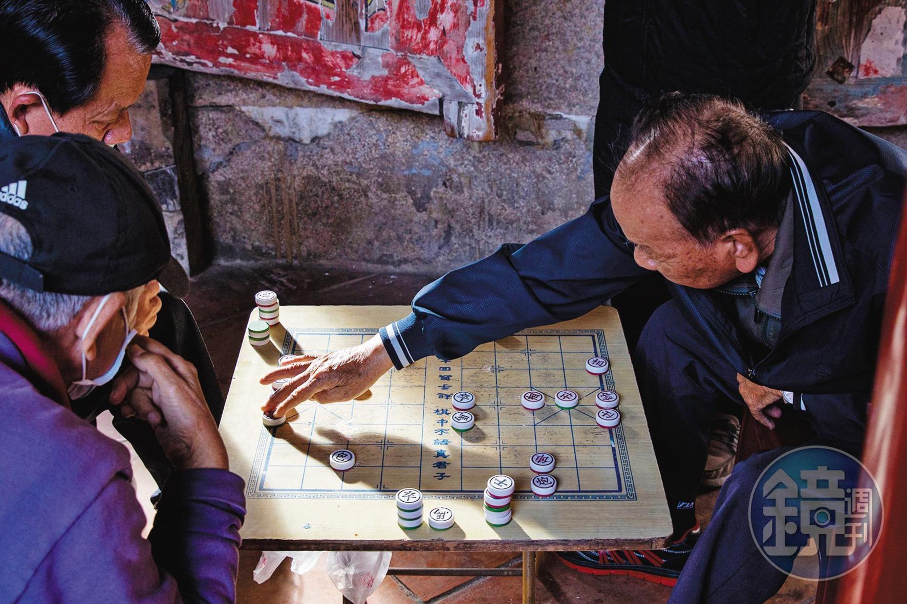 午後可見當地老人家一起下棋的愜意畫面。