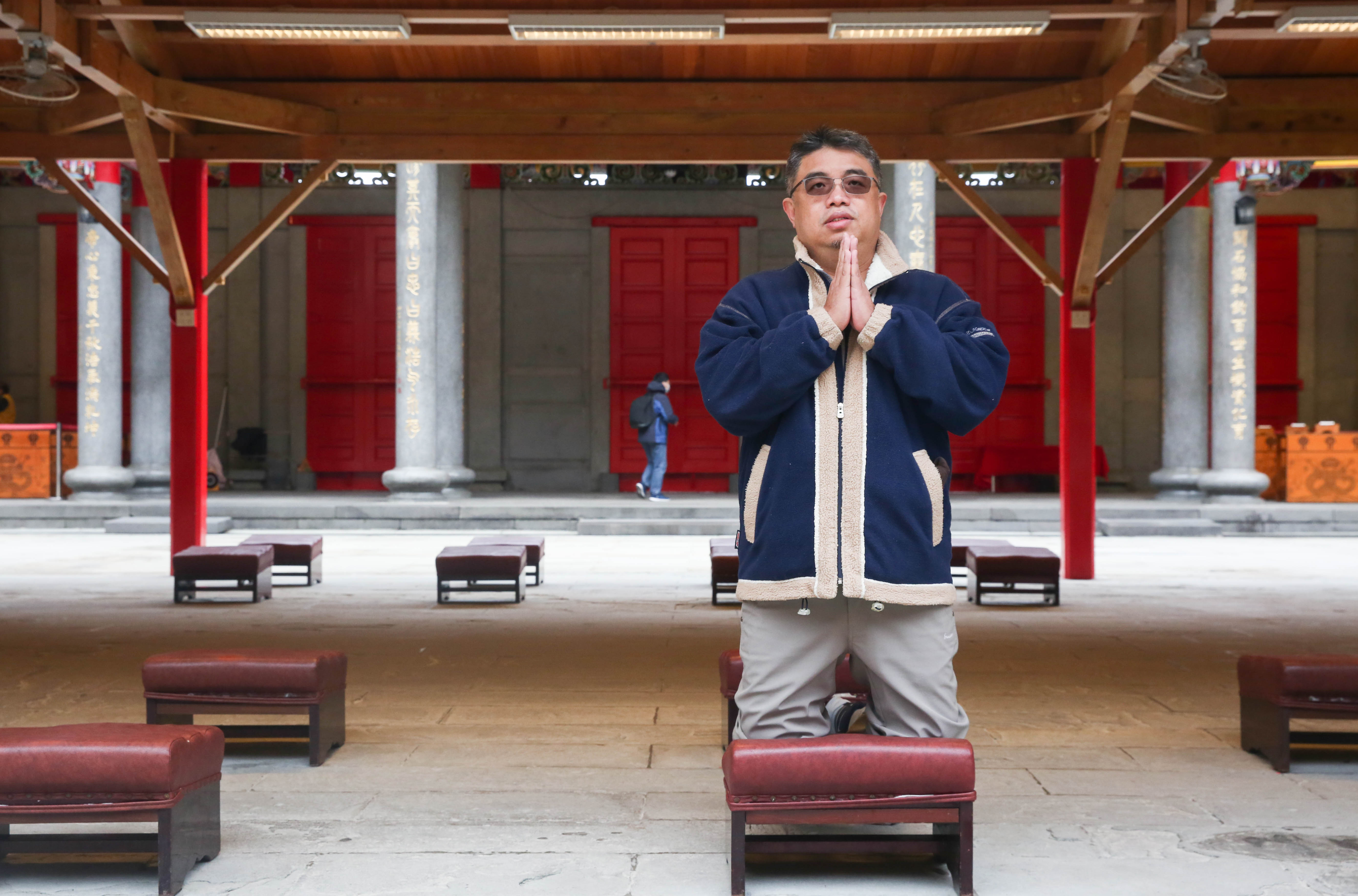 權證小哥從小就開始拿香拜拜，家裡也供俸著5尊神佛。