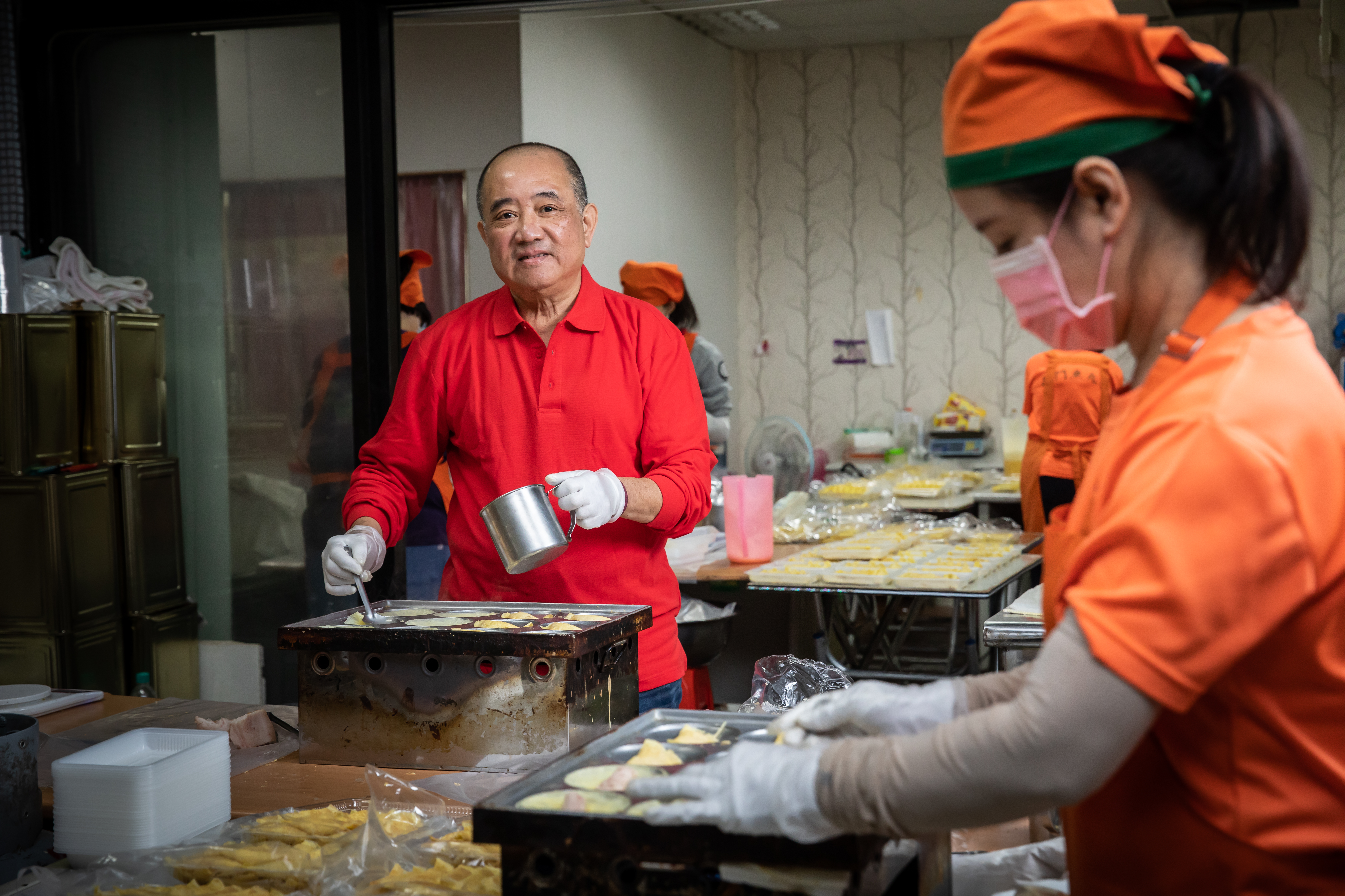 張瑞南是南門魚丸店的第三代，他28年前研發獨家口味蛋餃，讓一度式微的76年老鋪，重拾昔日榮景。