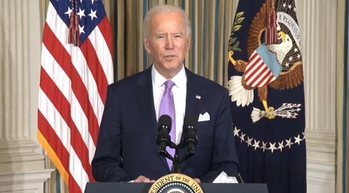 美國總統拜登26日簽署有關解決種族平等問題的備忘錄。(翻攝POTUS推特影片)